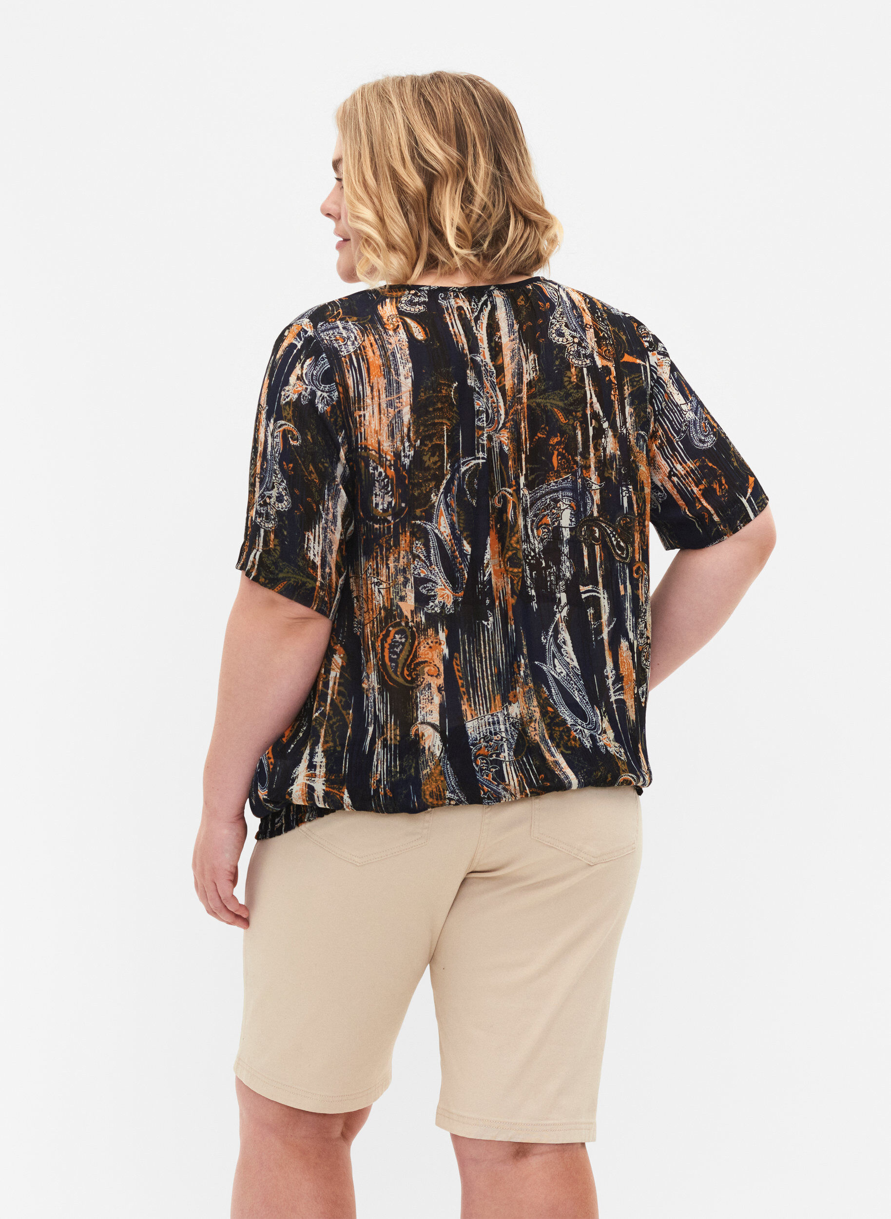 Zizzifashion Close-fitting shorts with back pockets, Fog, Model image number 1