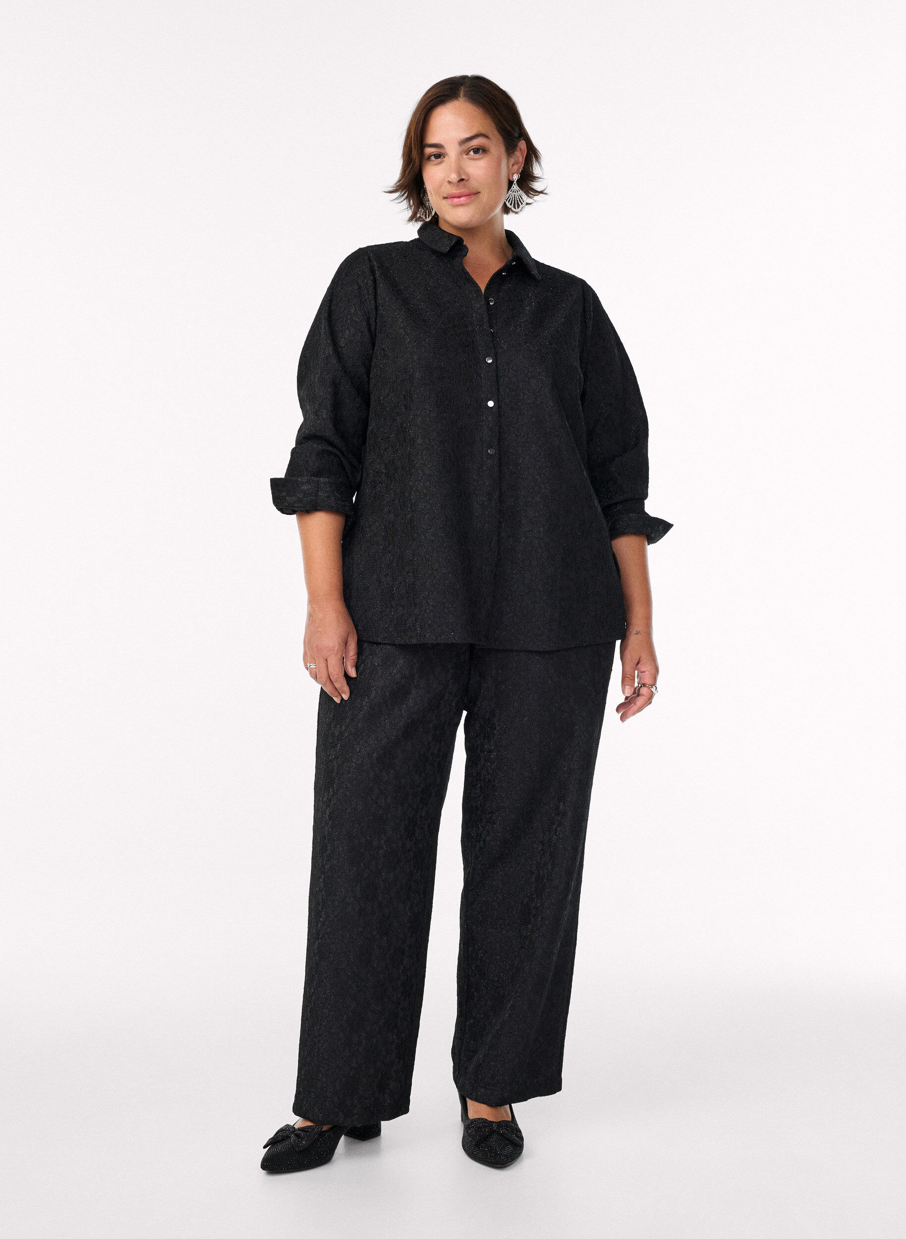 Trousers with a lace texture and glitter thread, Black, Model