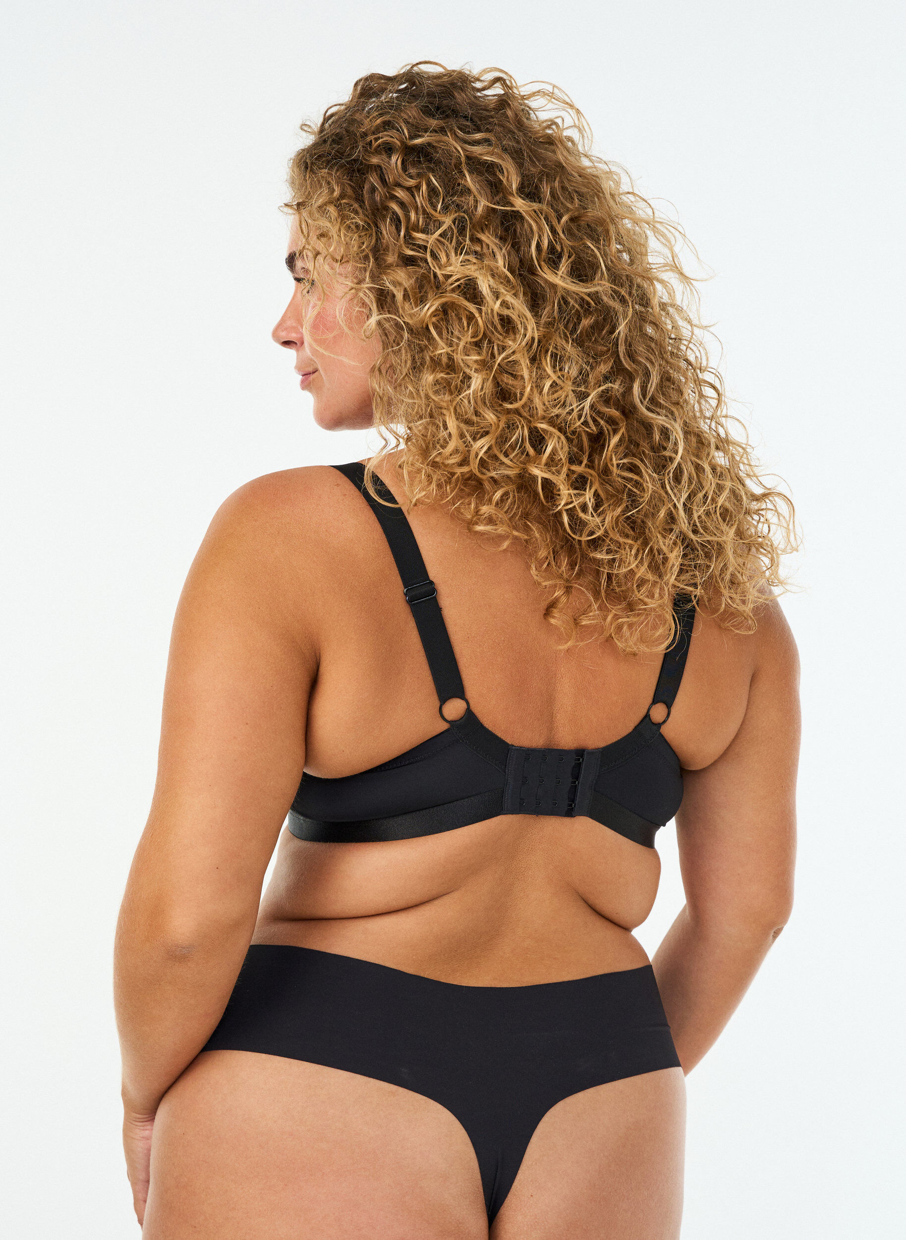 ZizzifashionMoulded t-shirt bra with smooth cups, Black, Model image number 1