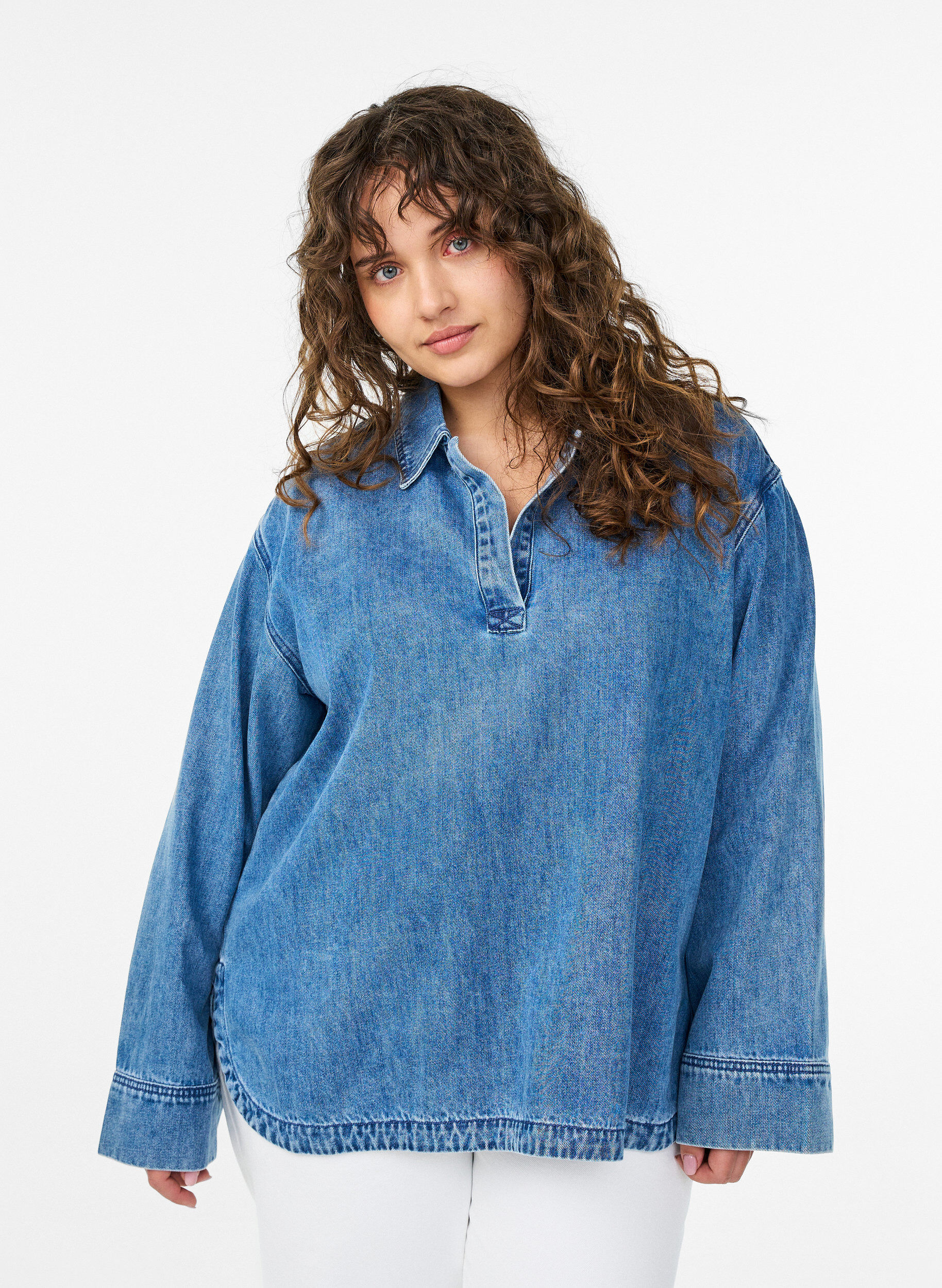 Loose denim blouse with collar and V-neck, Light Blue, Model
