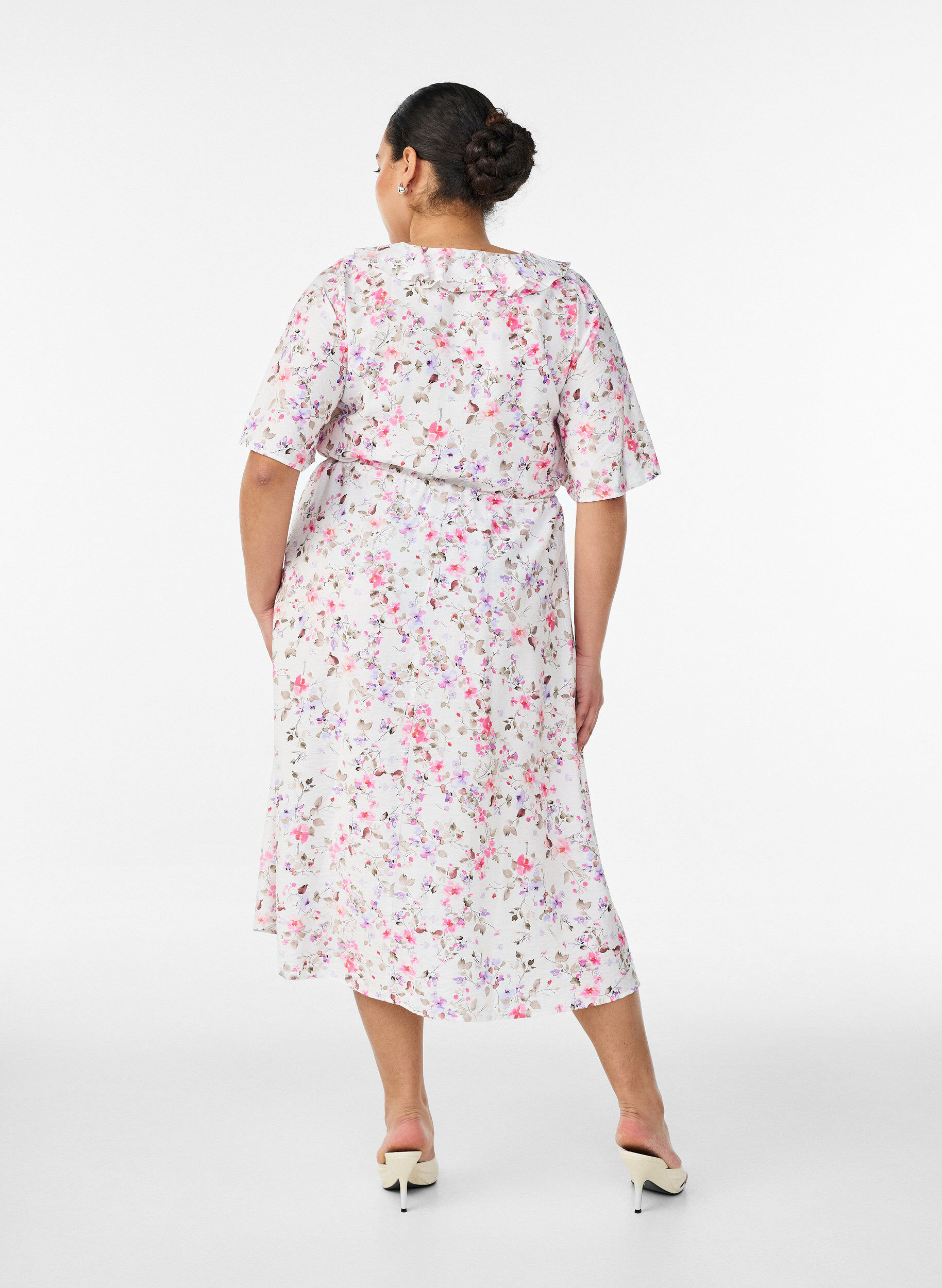 Zizzifashion Viscose midi dress with a floral print and ruffle collar, Vanilla, Model image number 1