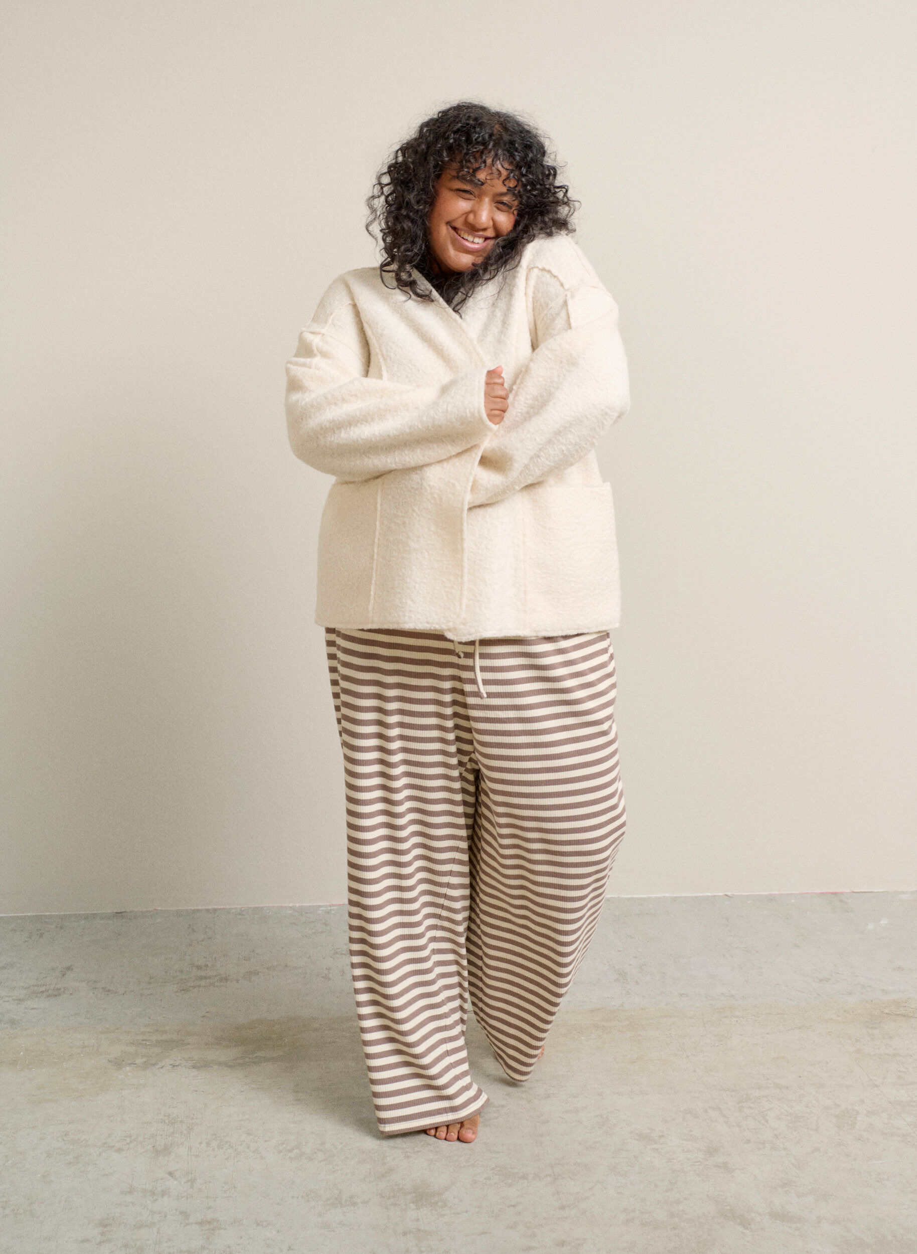 Zizzifashion Striped pyjama trousers with a high waist and wide legs, Beige, Image image number 0