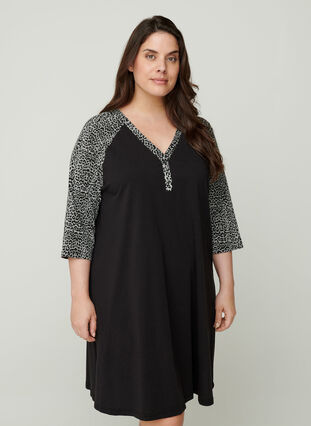 Cotton night dress with 3/4 length sleeves, Black w. Leo, Model image number 0