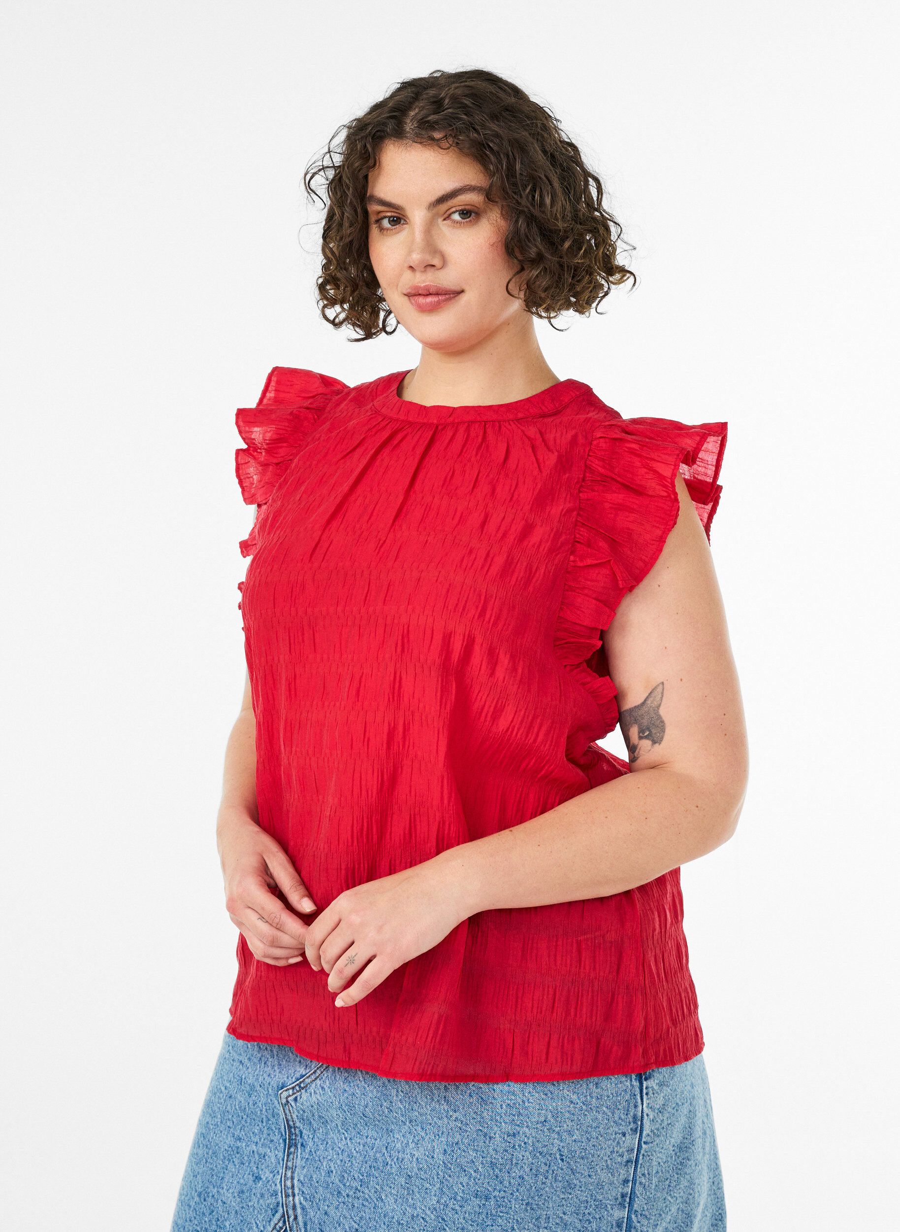 Sleeveless blouse with texture and ruffles, Red, Model