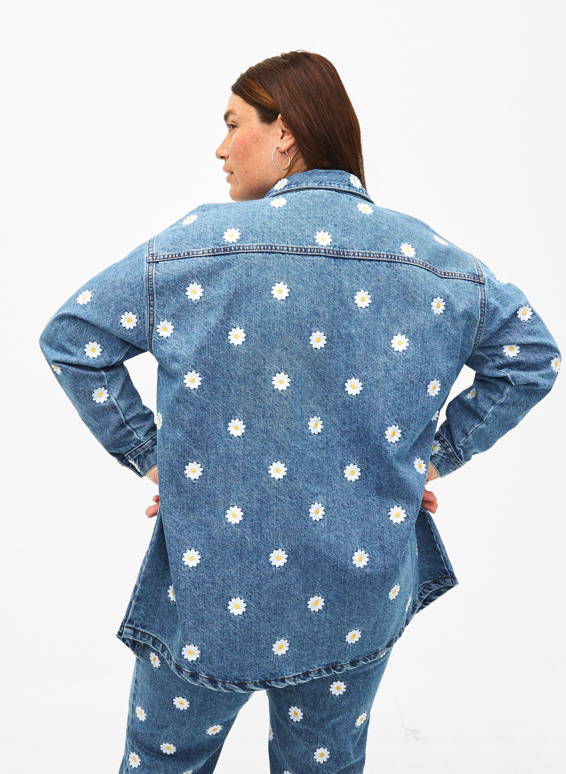 Zizzifashion Loose denim shirt with embroidered daisies, L.B. Flower, Model image number 1