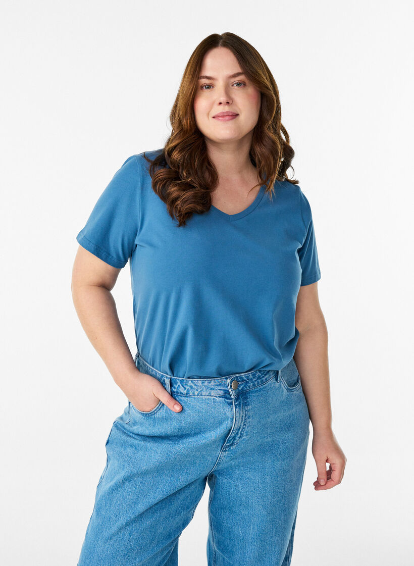 Solid coloured basic t-shirt in cotton, Grey, Model image number 0