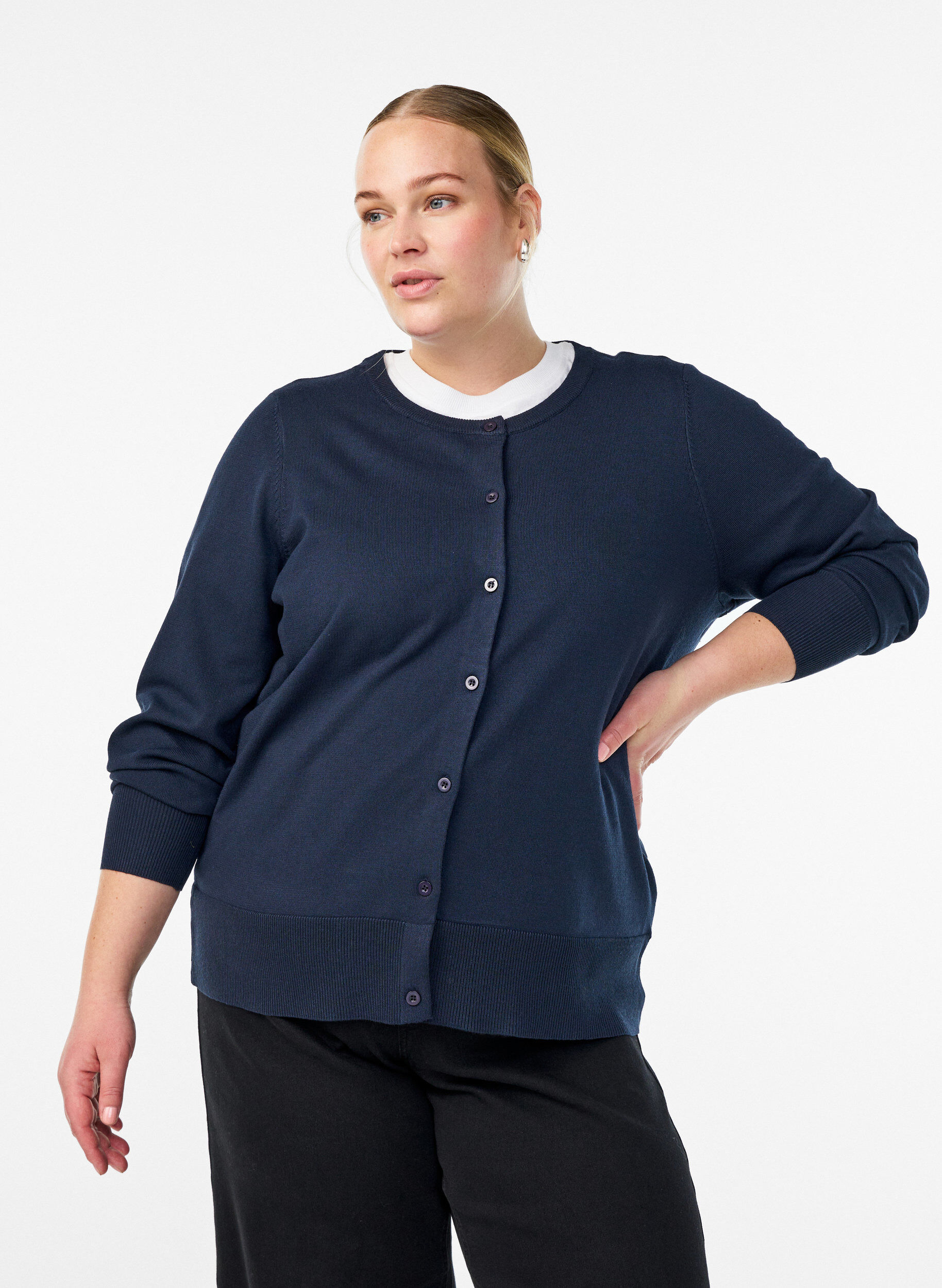 Fine-knit cardigan with round neck, Blue, Model