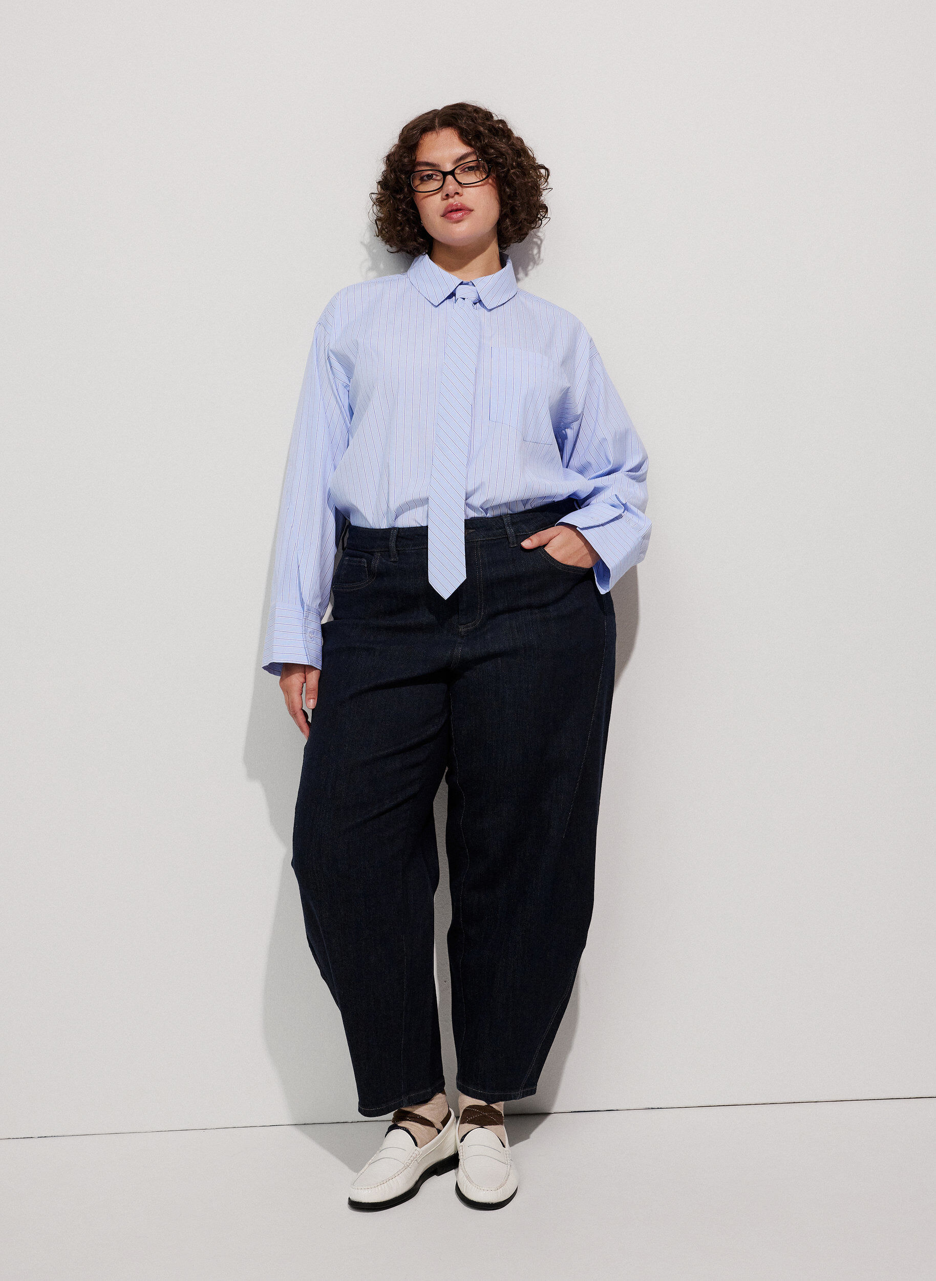 Barrel fit jeans with high waist, Blue, Model