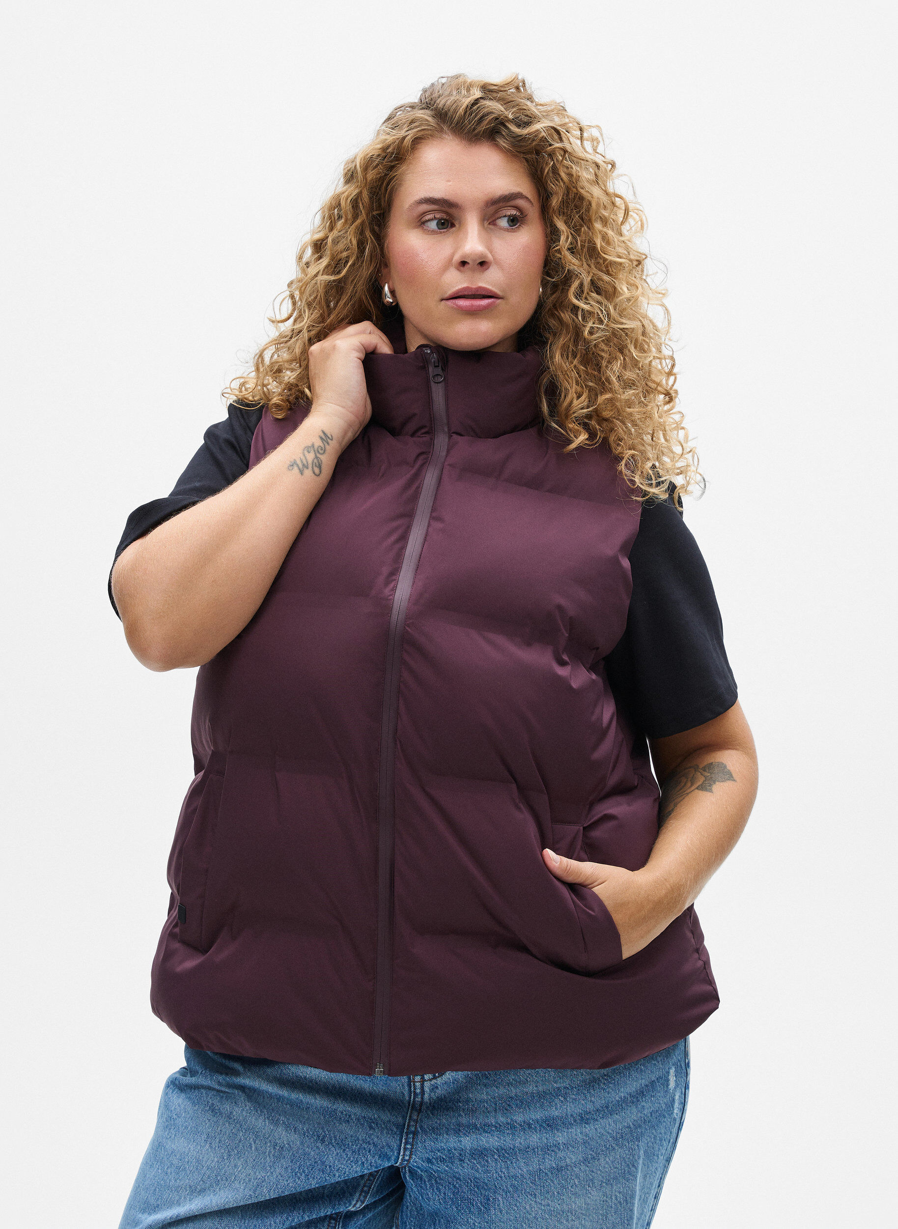 Short puff vest with high collar, Dark Bordeaux, Model
