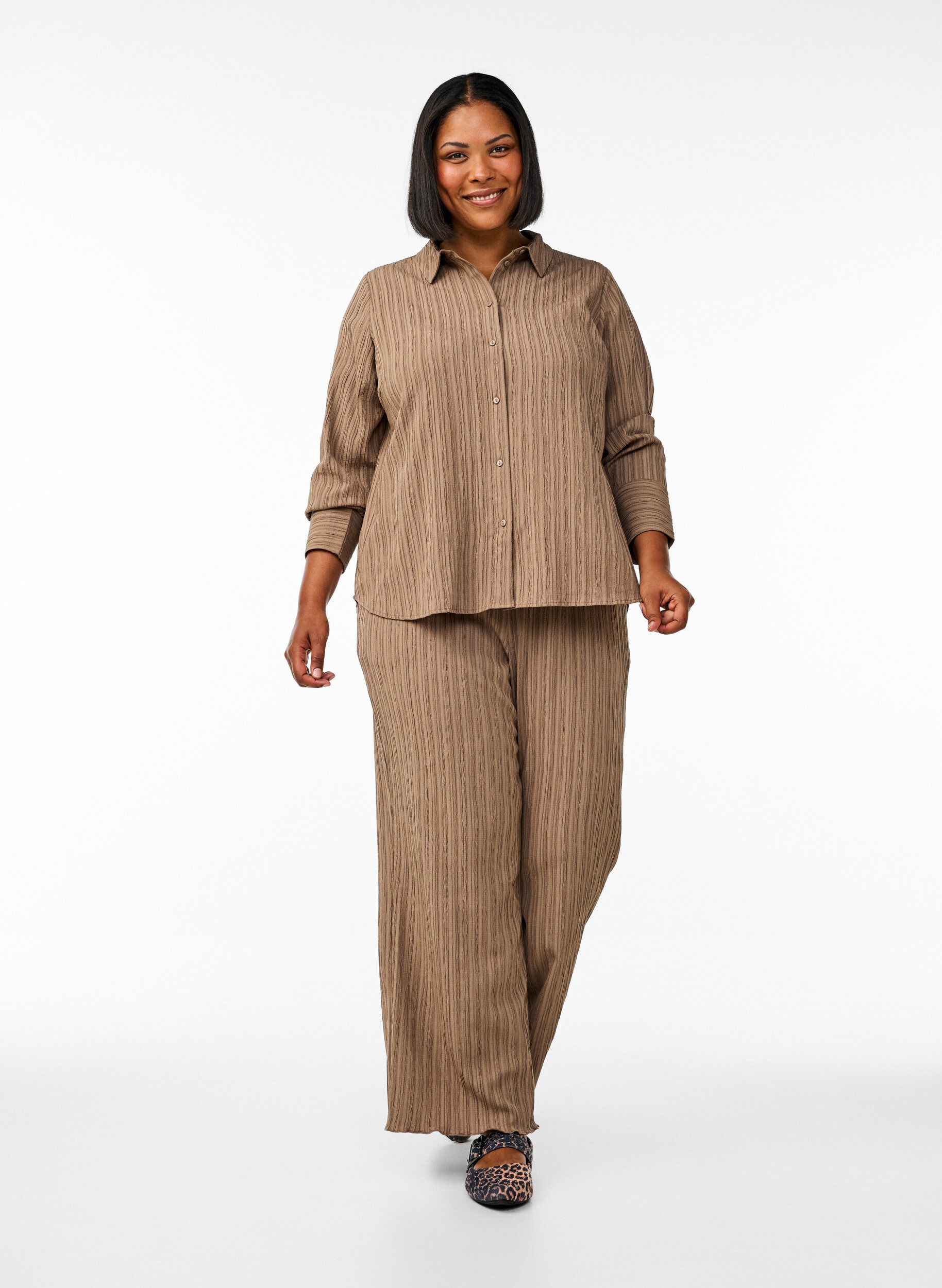 FLASH - High-waisted trousers with wide legs, Brown, Model