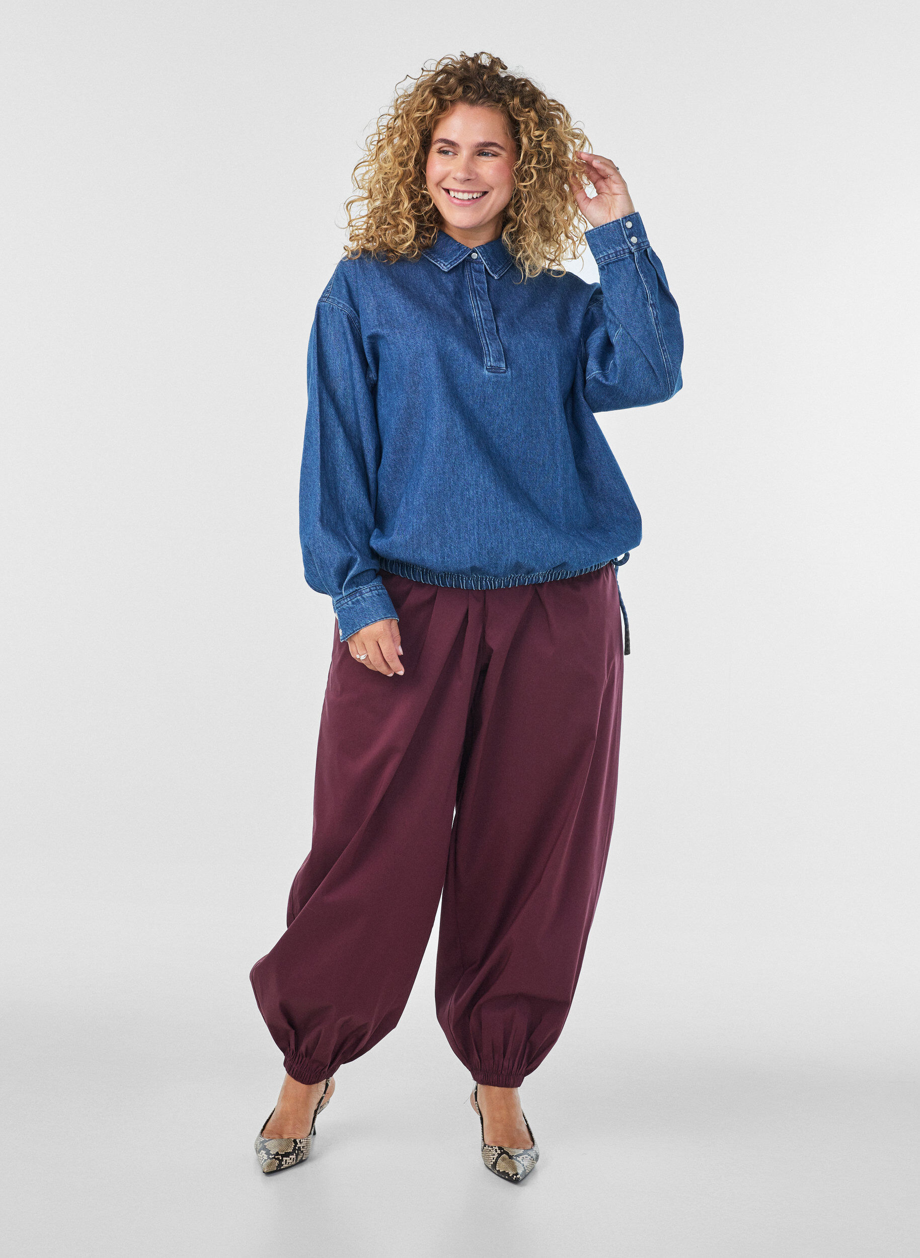 Balloon trousers with pockets and an elasticated waistband, Red, Model