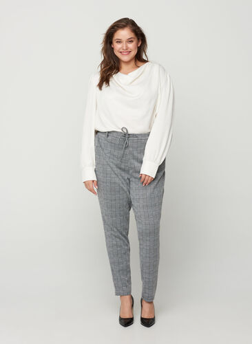 Cropped Maddison trousers, Black check, Model image number 0