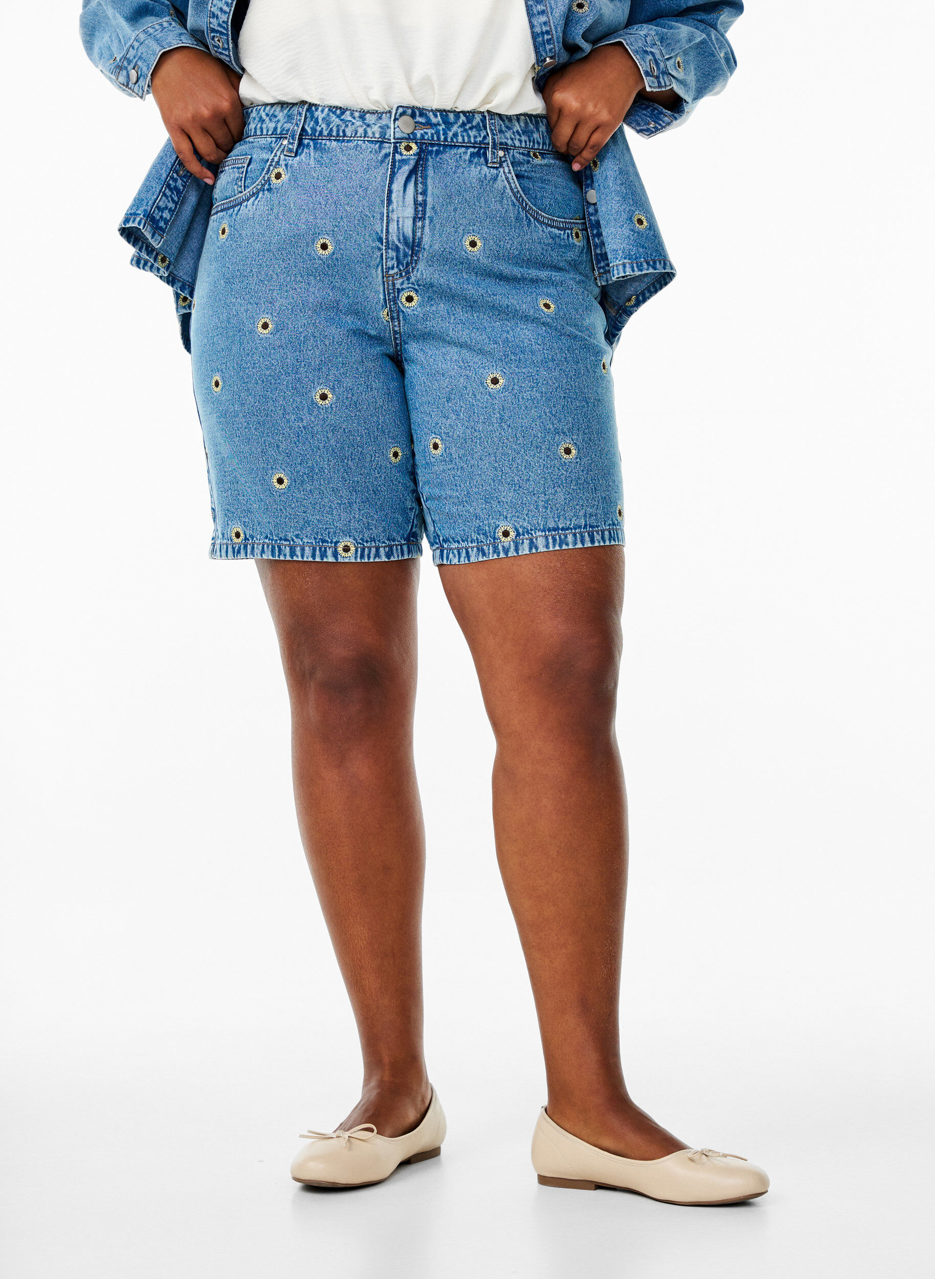 Zizzifashion Denim shorts with embroidered flowers, Light Blue, Model image number 2