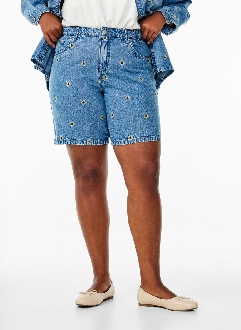 Denim shorts with embroidered flowers, Light Blue, Model image number 2