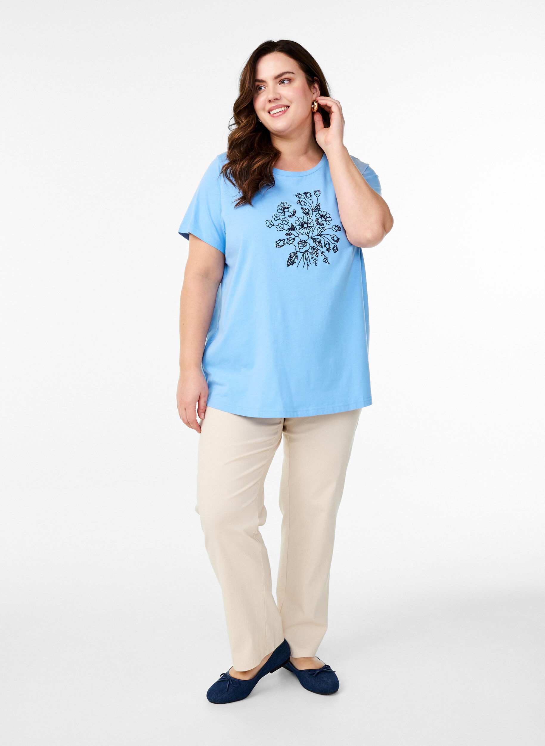 Zizzifashion T-shirt in organic cotton with floral embroidery, Della R. Blue w. EMB, Model image number 1