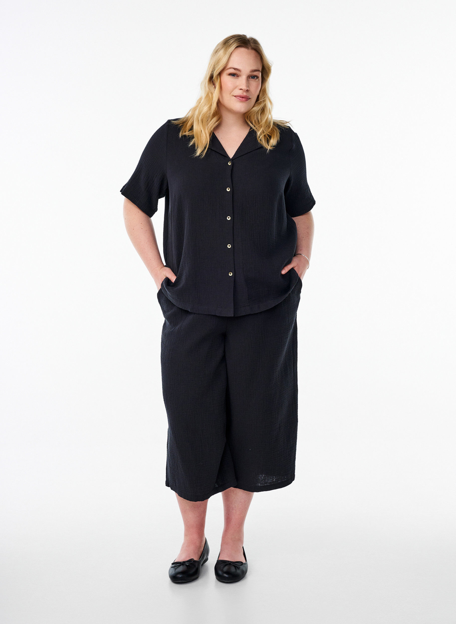 Zizzifashion Short-sleeved shirt in cotton muslin, Black, Model image number 1