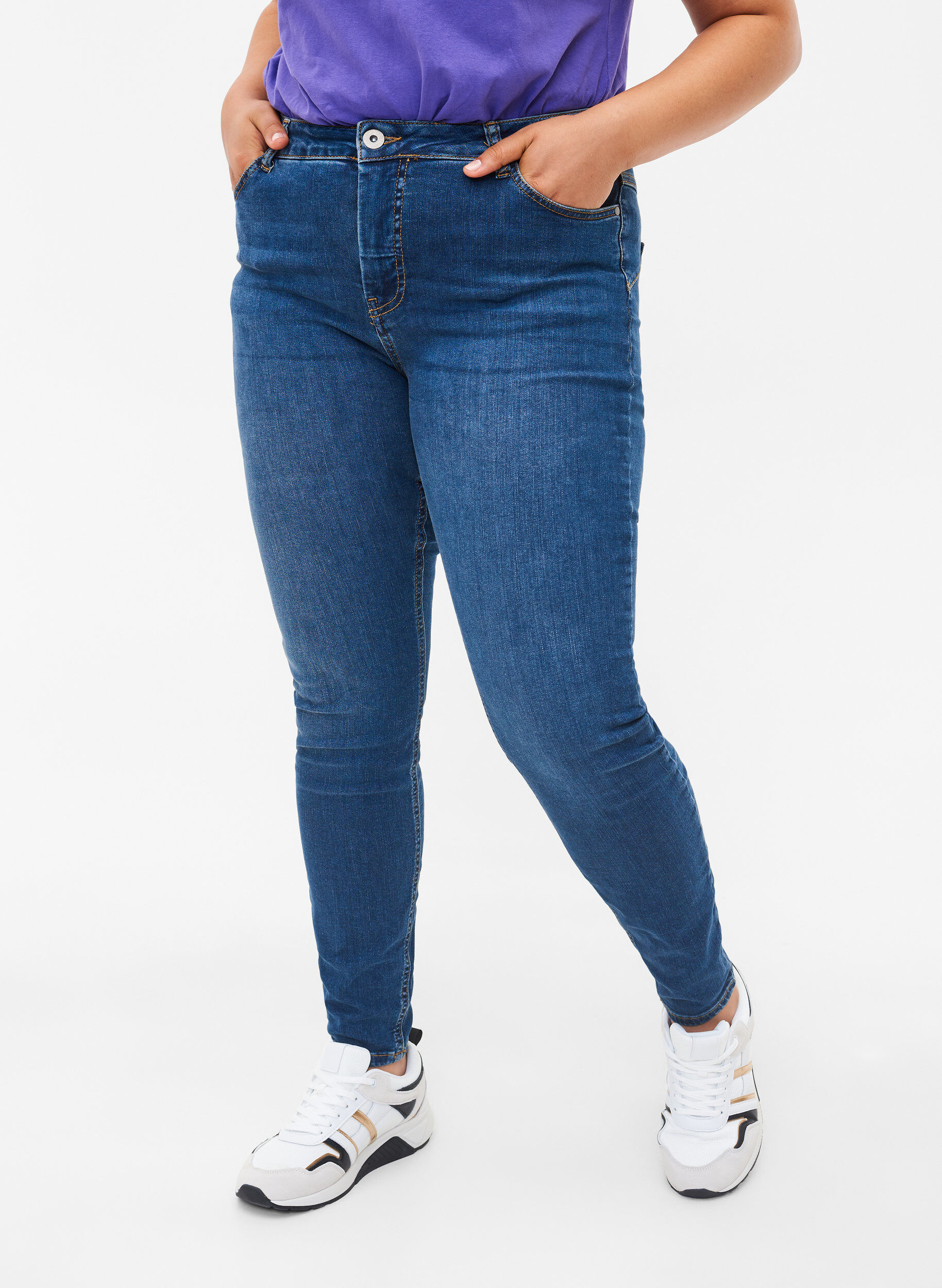 Zizzifashion High-waisted Amy jeans with push-up effect, Blue denim, Model image number 2