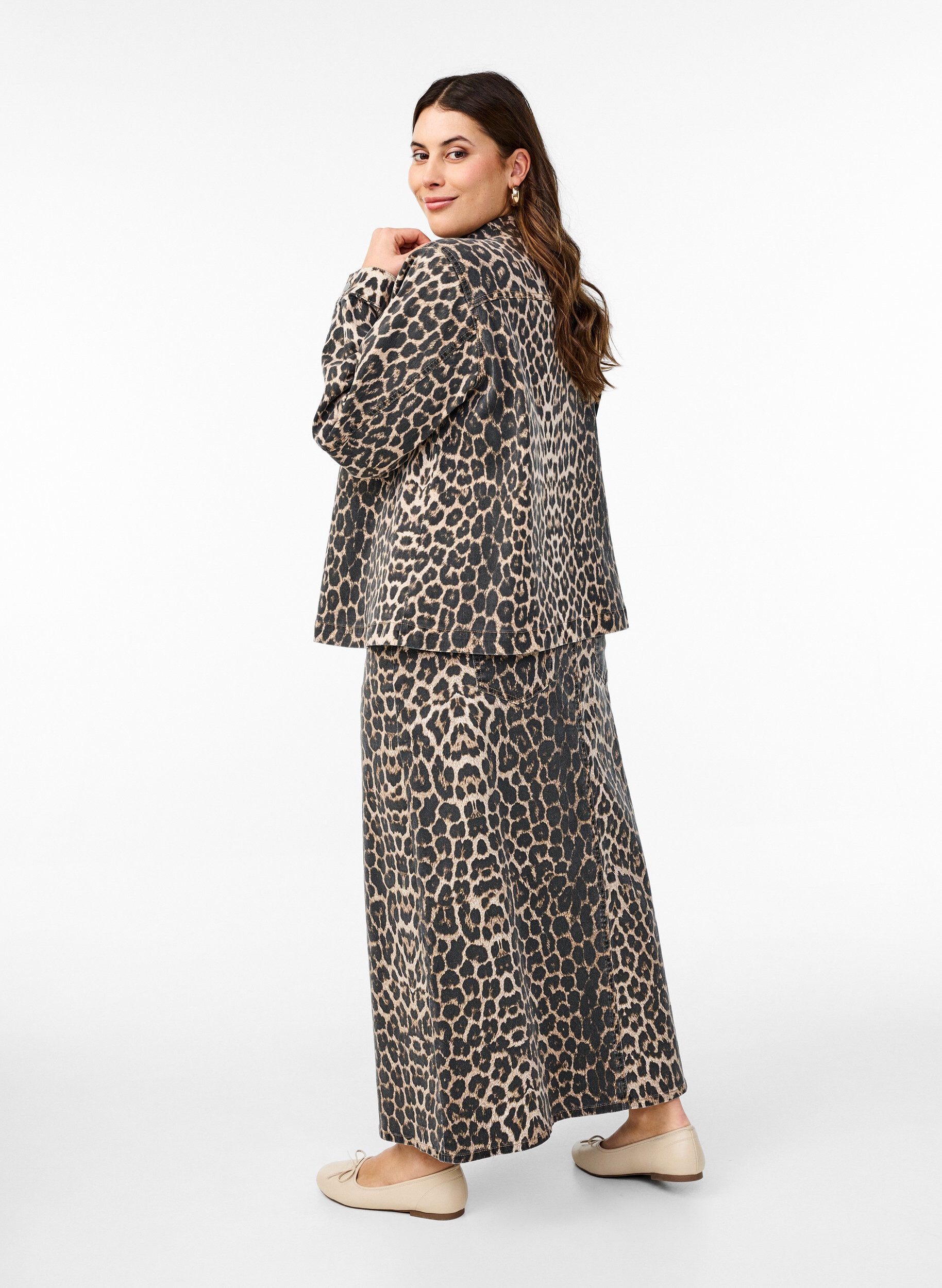 Zizzifashion Maxi skirt with leopard print and front slit, Leo AOP, Model image number 1