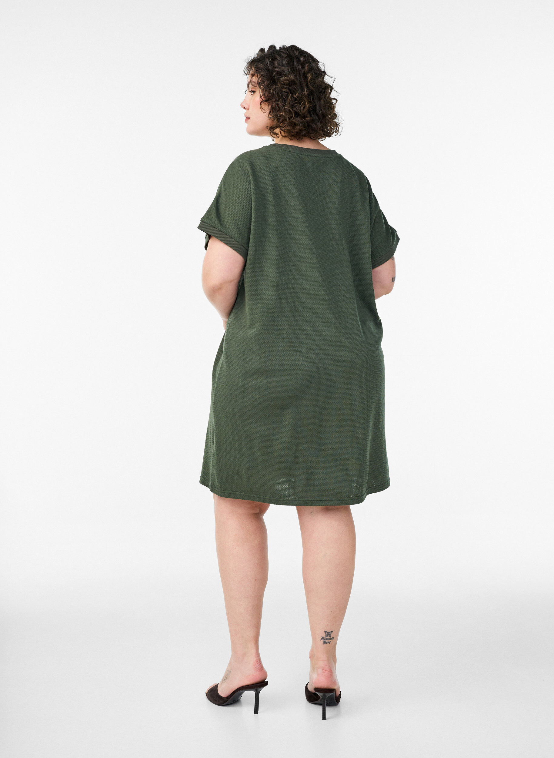 Zizzifashion Short textured jersey dress with a round neck, Green, Model image number 2