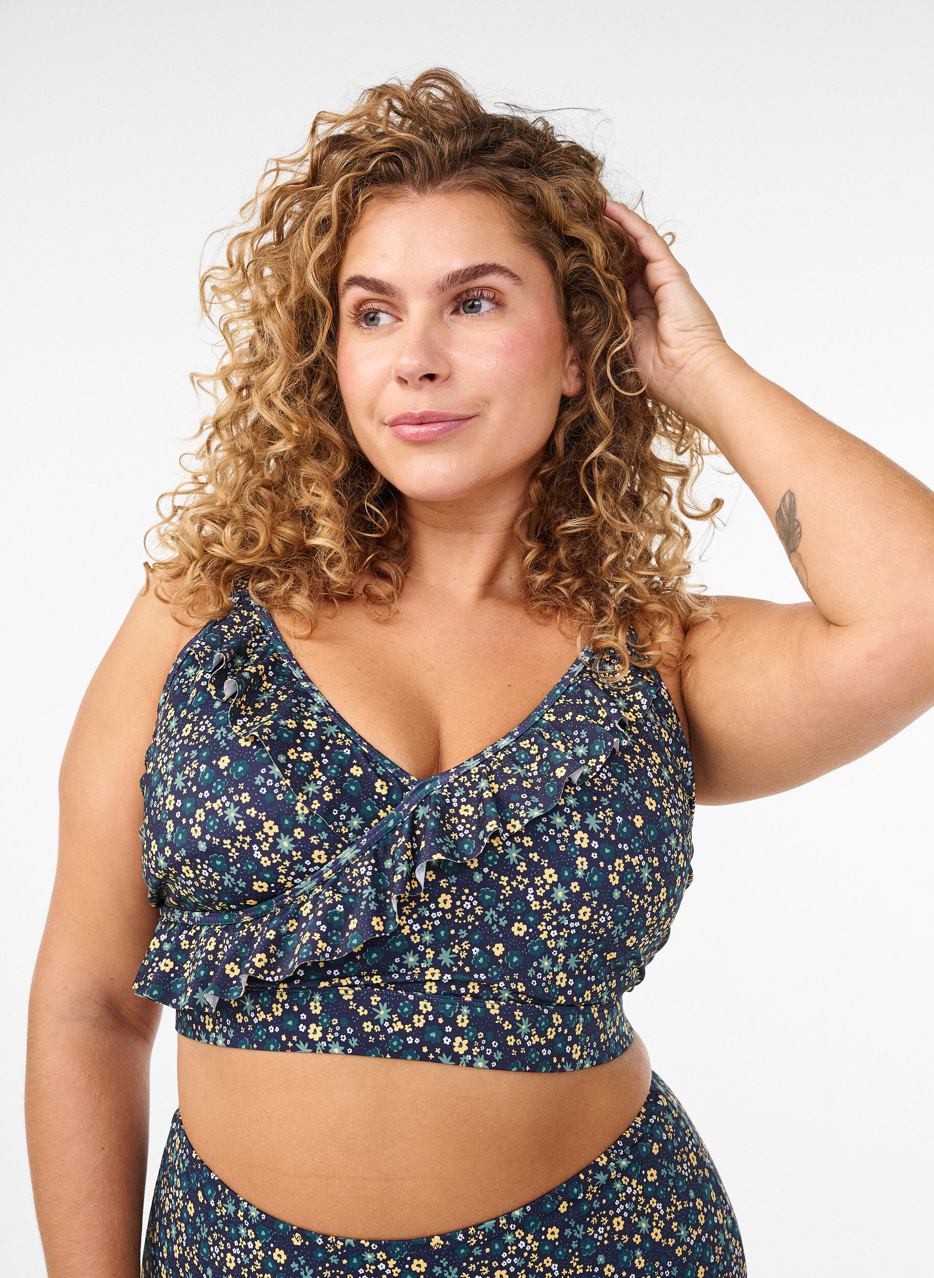 Floral bikini top with ruffle detail, Petrol, Model