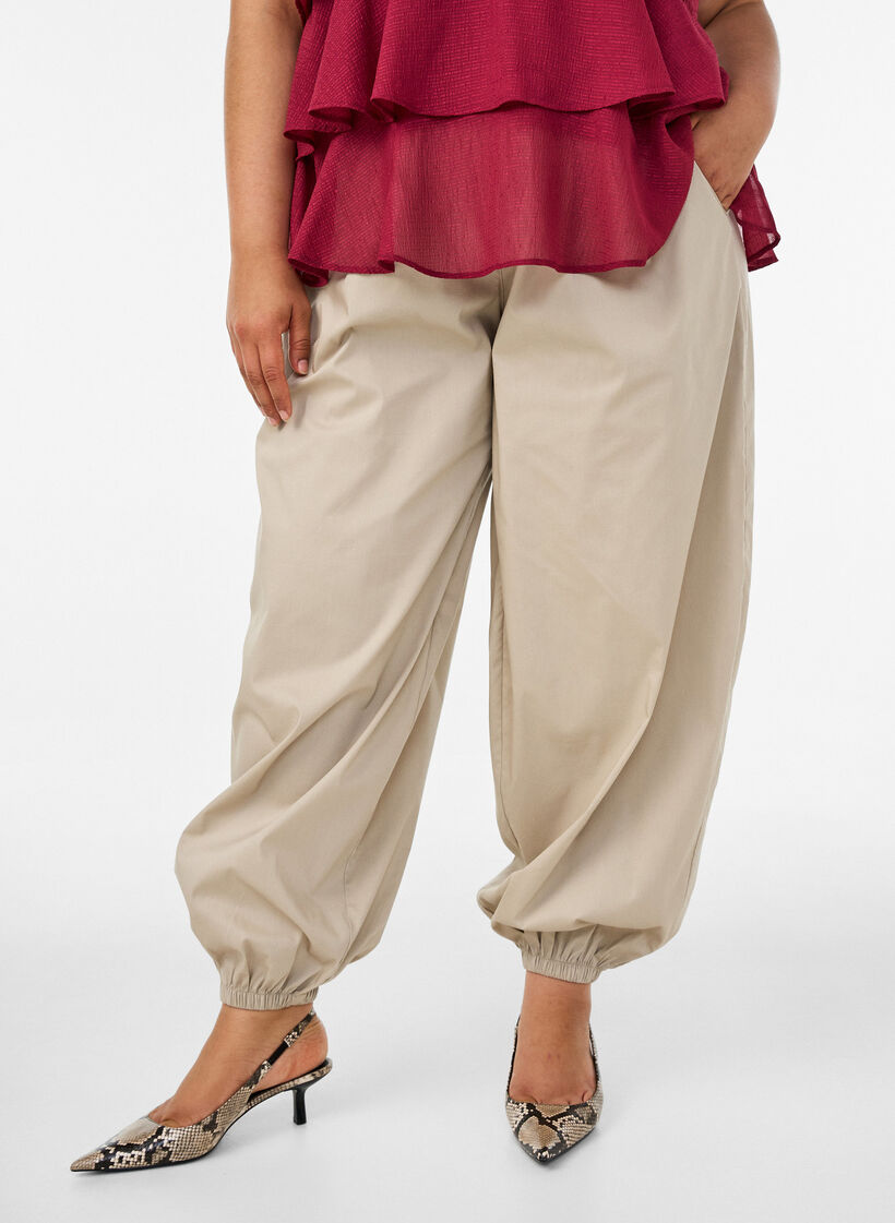 Balloon trousers with pockets and an elasticated waistband, Beige, Model image number 2