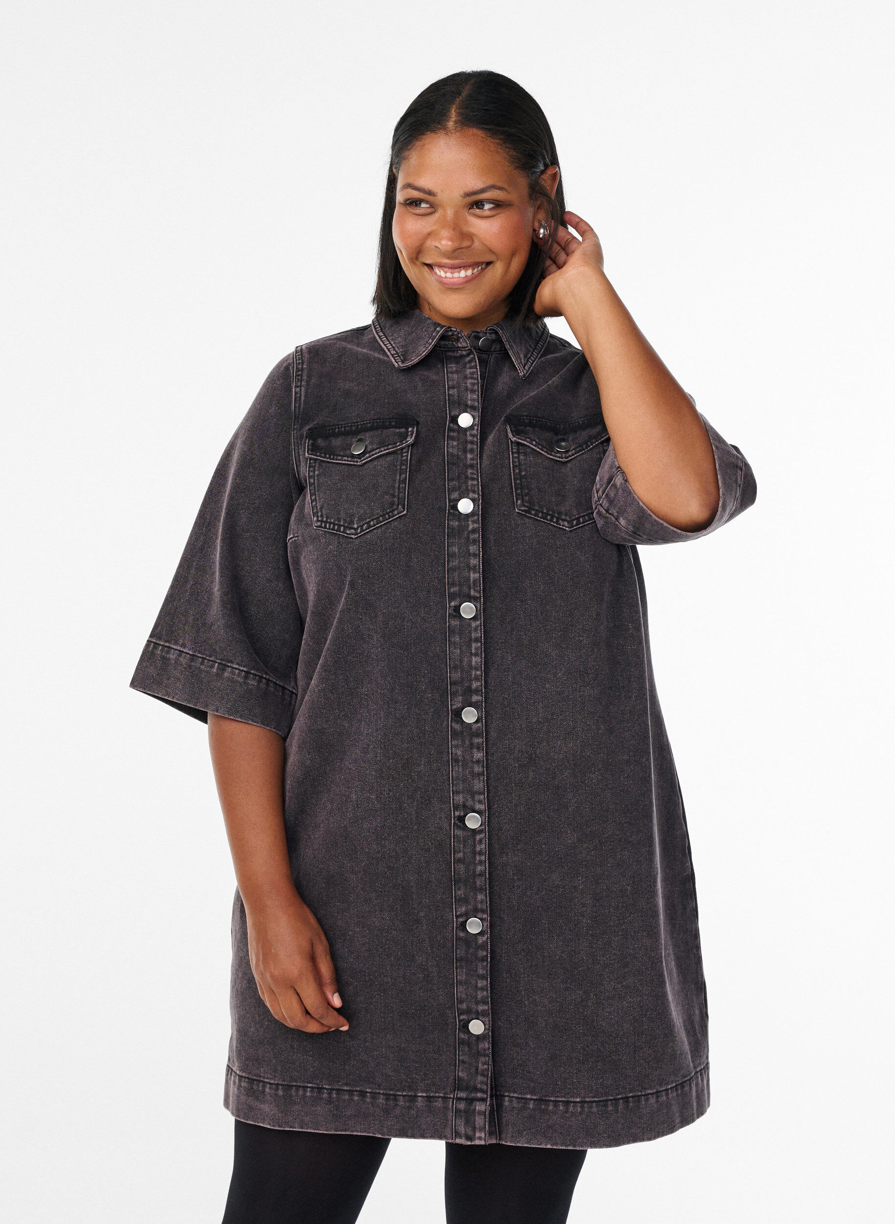 Short denim dress with chest pockets and short sleeves, Purple, Model