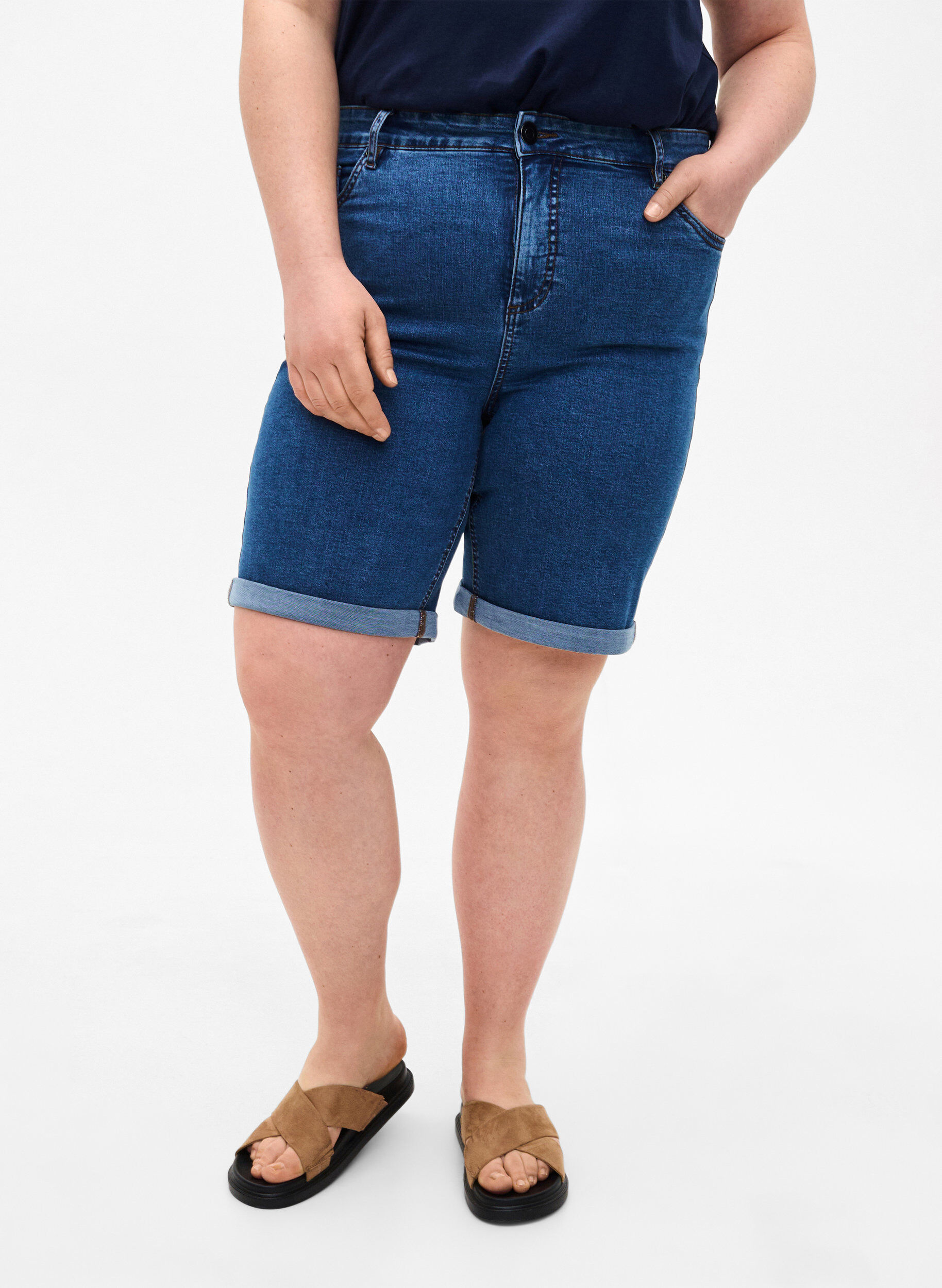 Zizzifashion Tight fitting denim shorts with a high waist, Blue Denim, Model image number 2