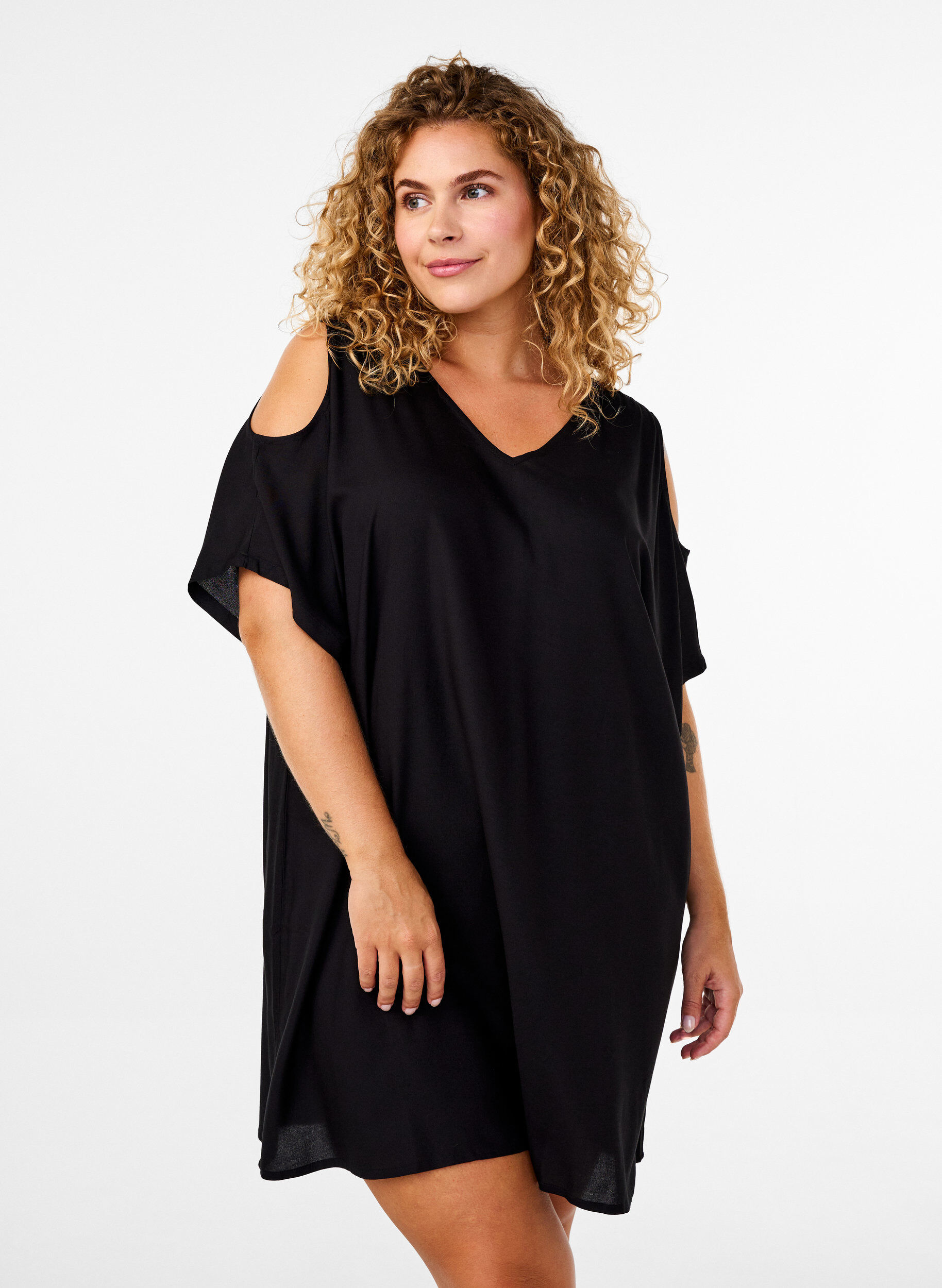Beach dress with shoulder detail in viscose, Black, Model