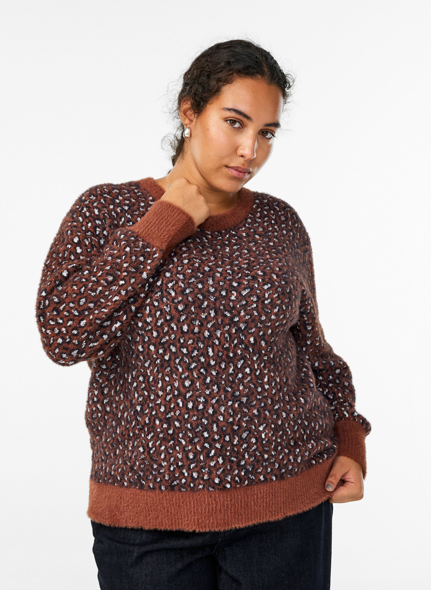 Knit with animal print and fluffy finish, Red, Model