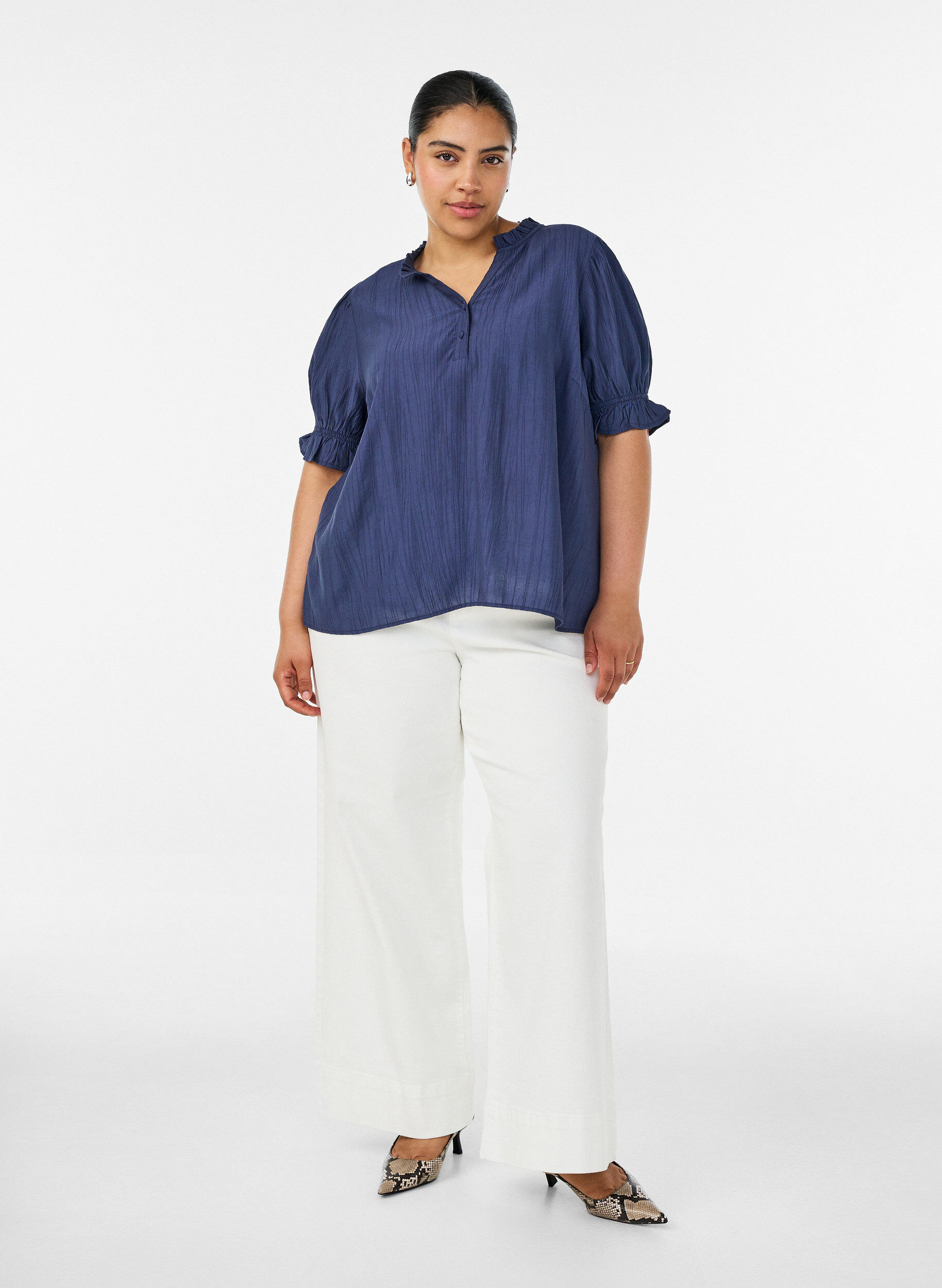 Zizzifashion Blouse in a crinkled viscose blend with a V-neck, Blue, Model image number 1