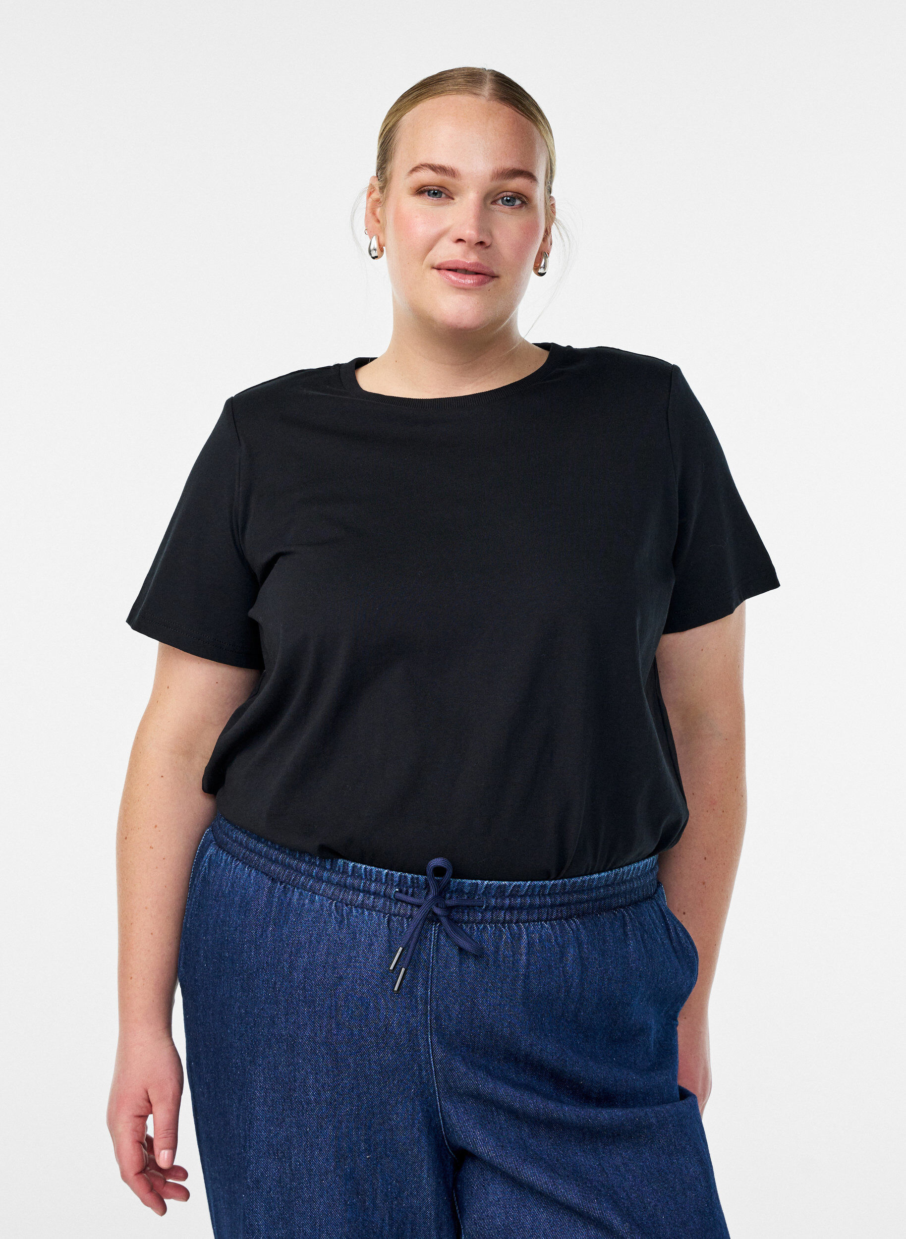 Basic cotton t-shirt with shoulder pads, Black, Model
