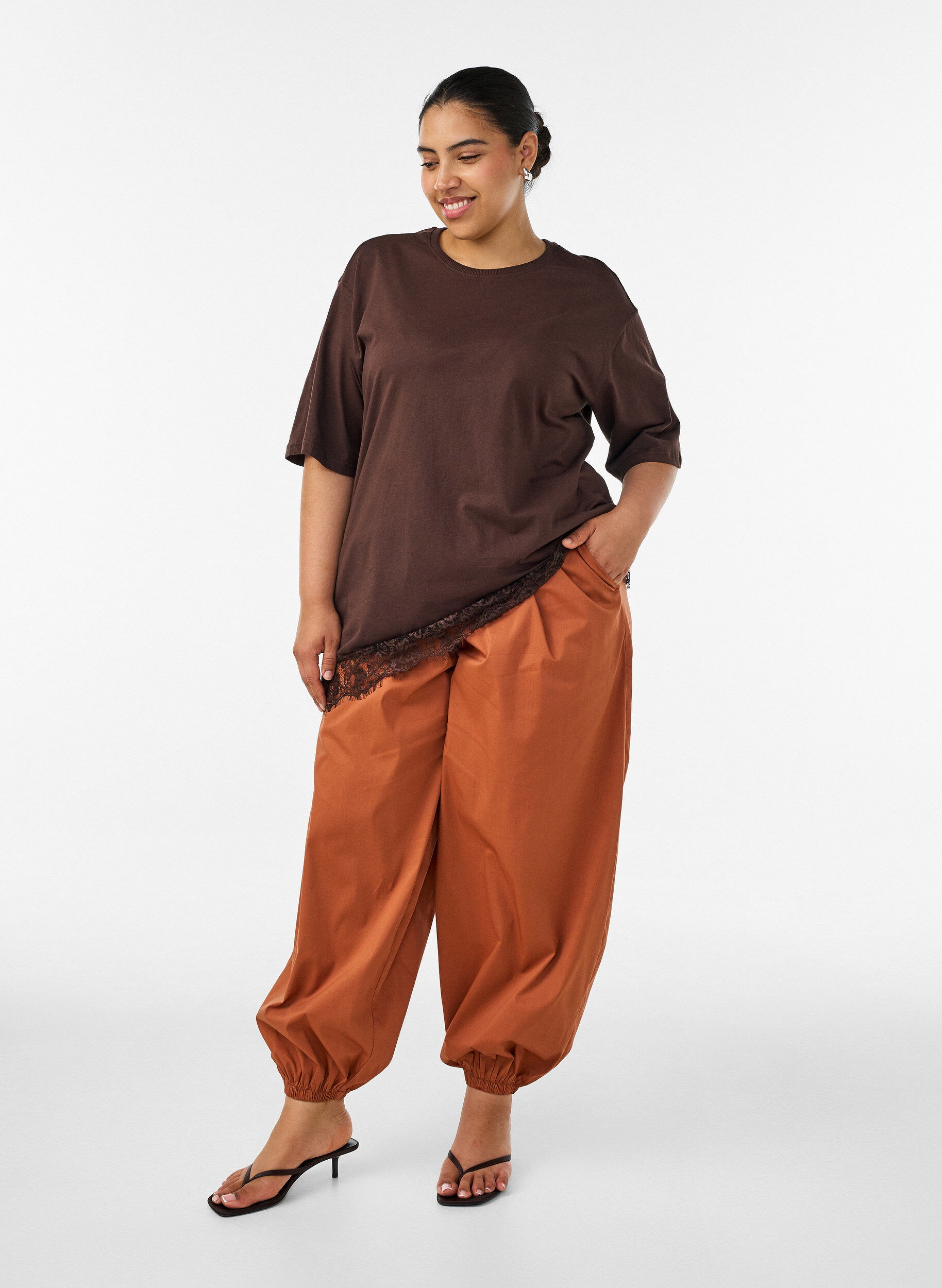 Balloon trousers with pockets and an elasticated waistband, Brown, Model