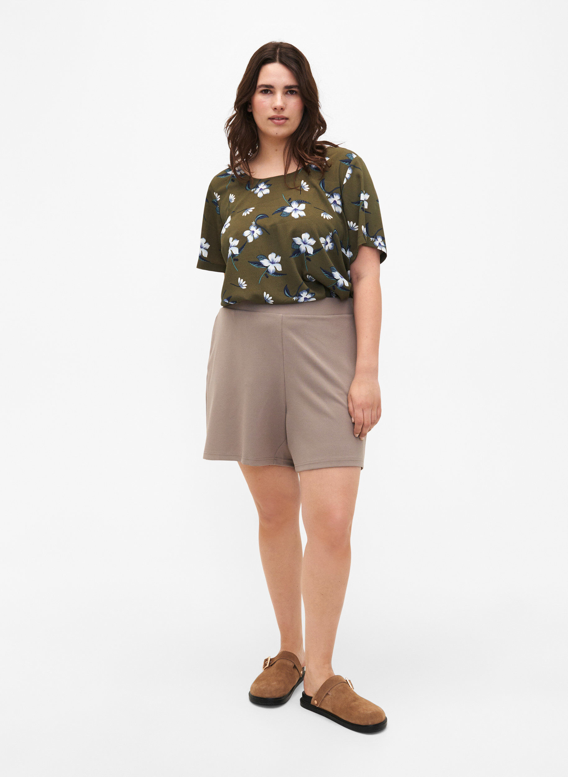 Zizzifashion FLASH - Loose shorts with pockets, Beige, Model image number 1