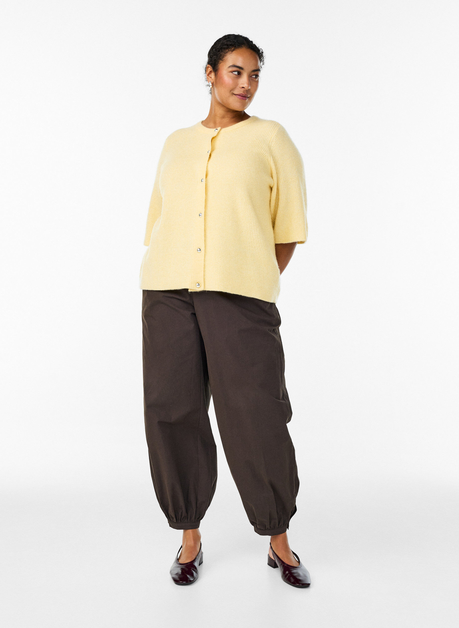 Zizzifashion Short-sleeved knit cardigan with shiny ball buttons, Yellow, Model image number 1