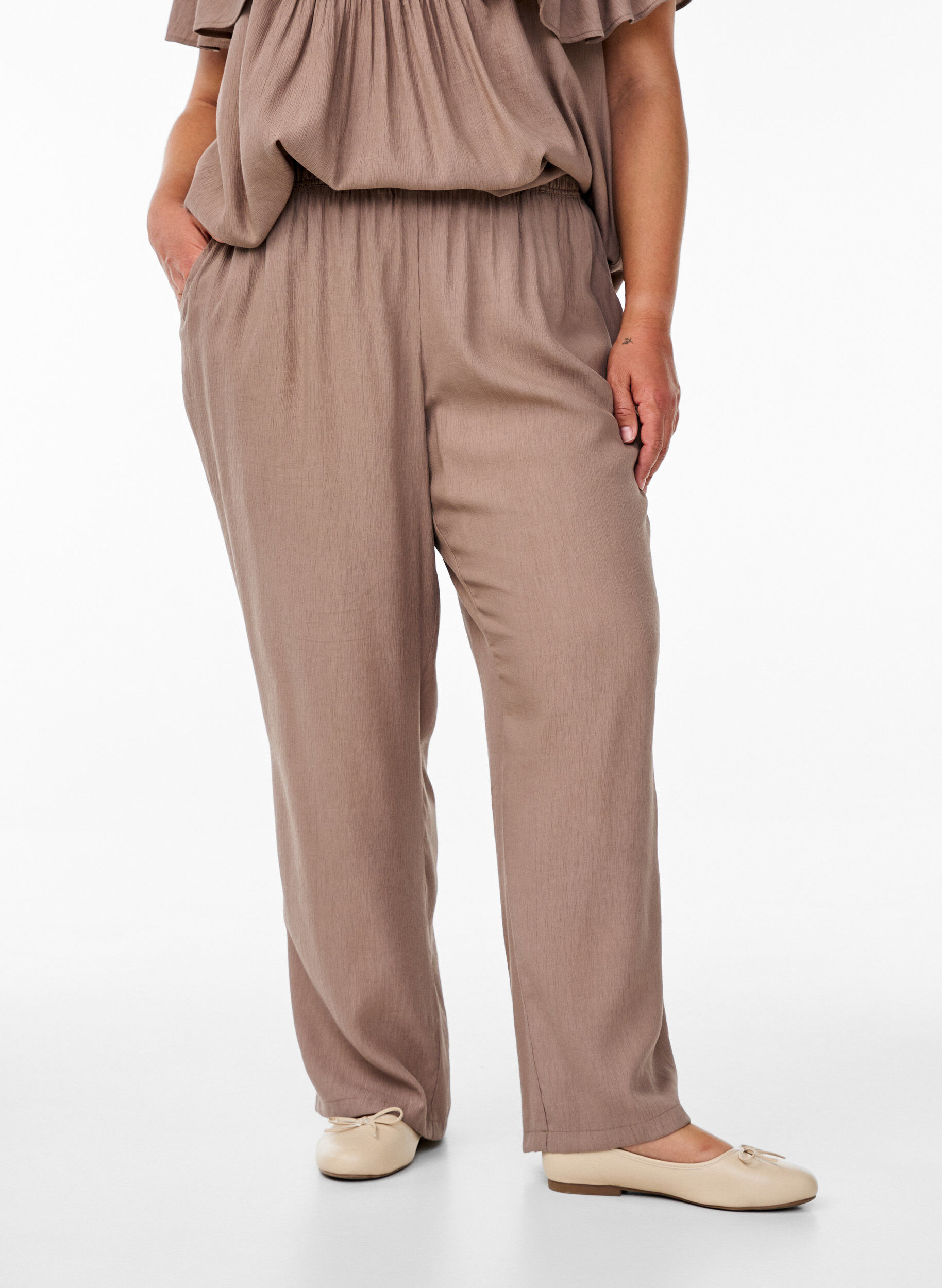 Zizzifashion High-waisted viscose trousers with pockets, Brown, Model image number 2