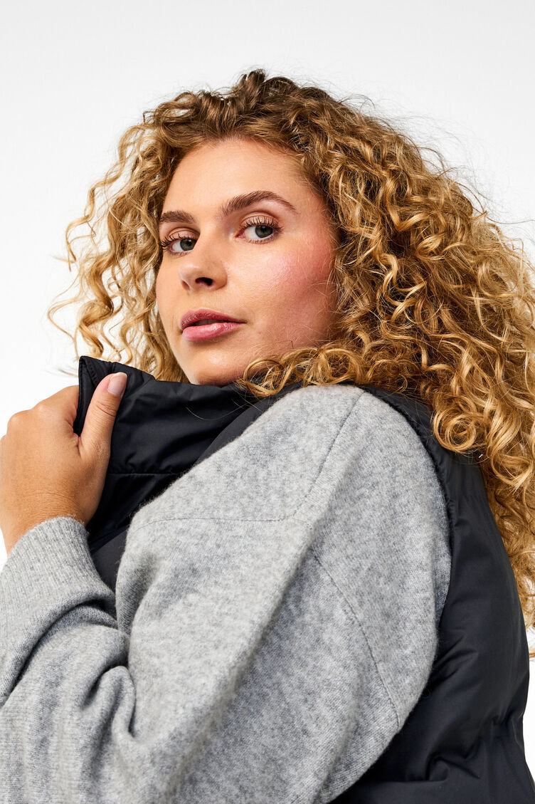 Long vest with pockets and two-way zipper, Black, Model image number 4