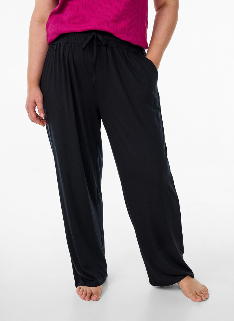 Loose night trousers in viscose jersey with pockets, Black, Model image number 2