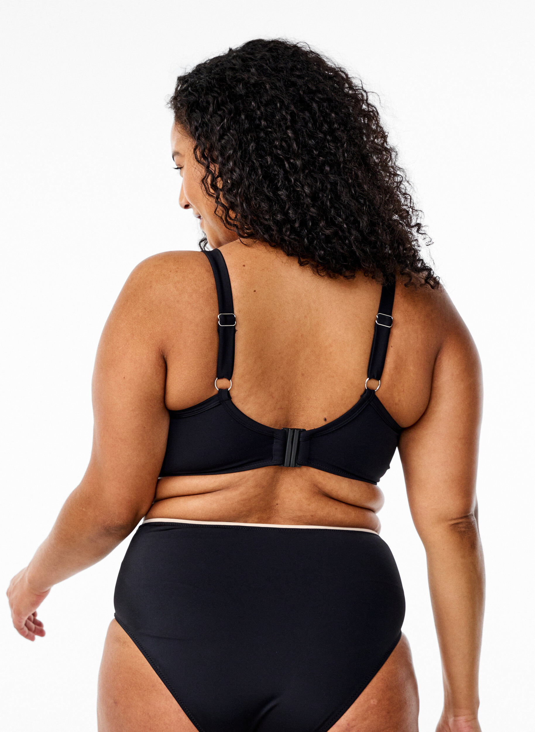 Zizzifashion Bikini top with ruching and contrast details, Black, Model image number 1