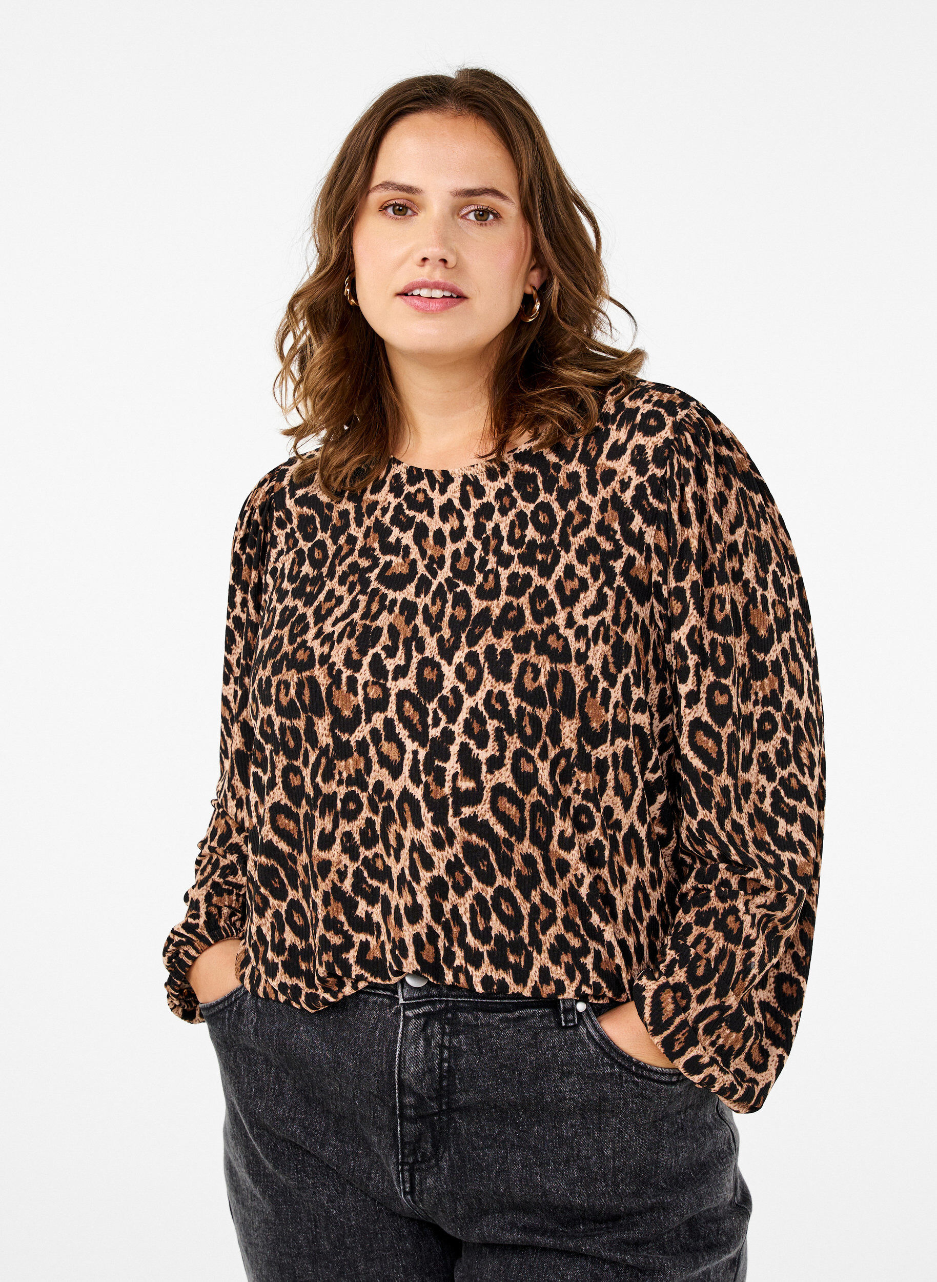 Blouse with long sleeves and leopard print, Brown, Model