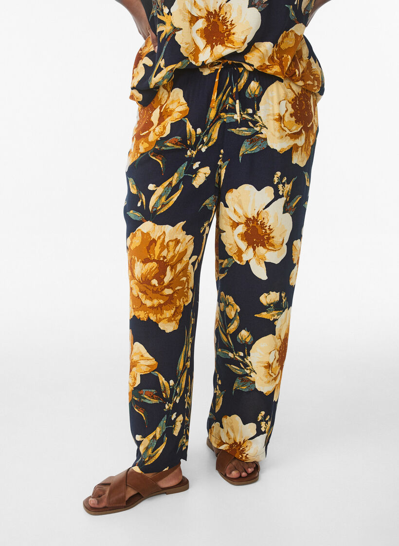 Loose viscose trousers with print, Blue, Model image number 2