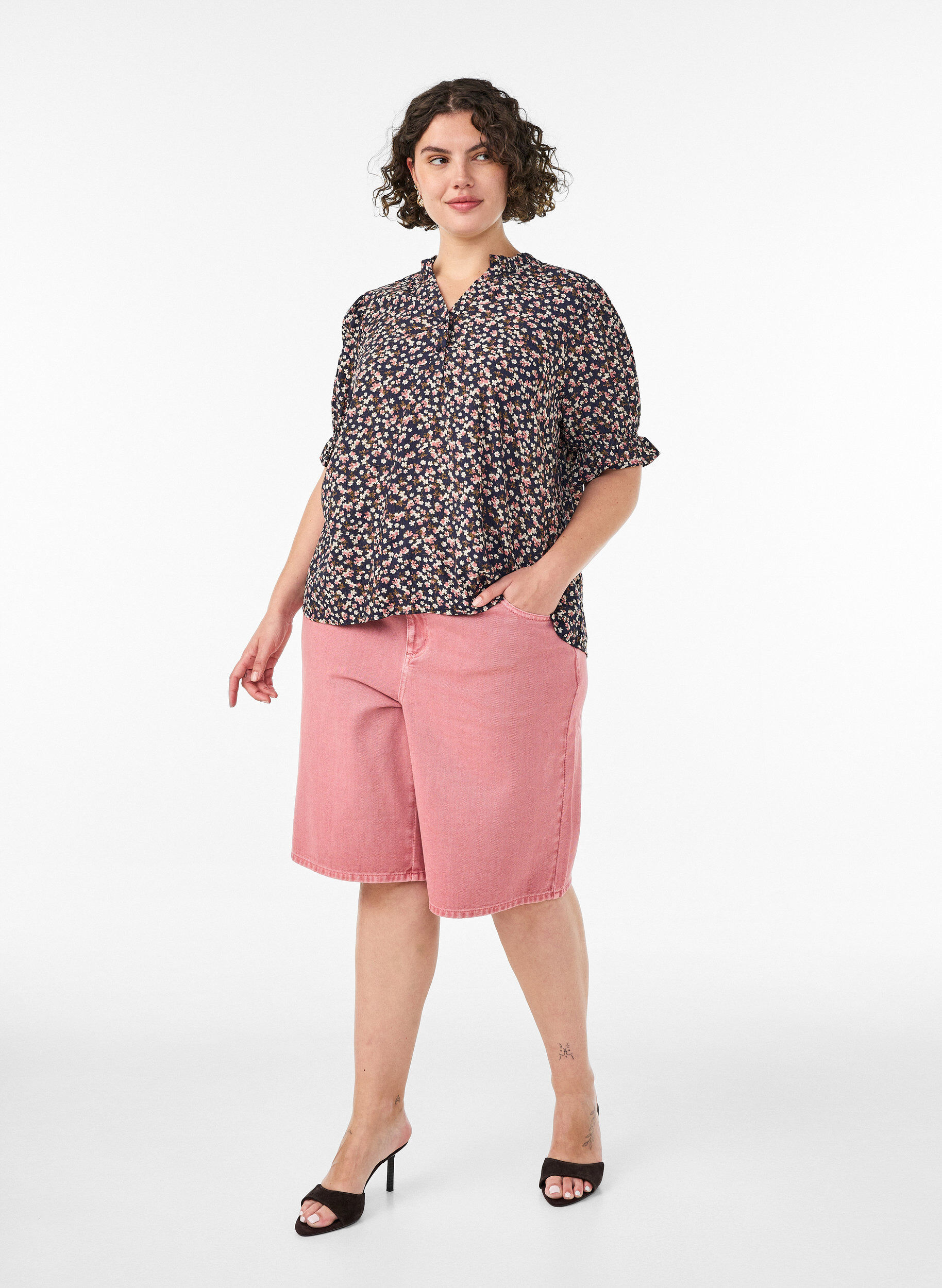 Zizzifashion Floral viscose blouse with short sleeves and smock details, Blue, Model image number 1