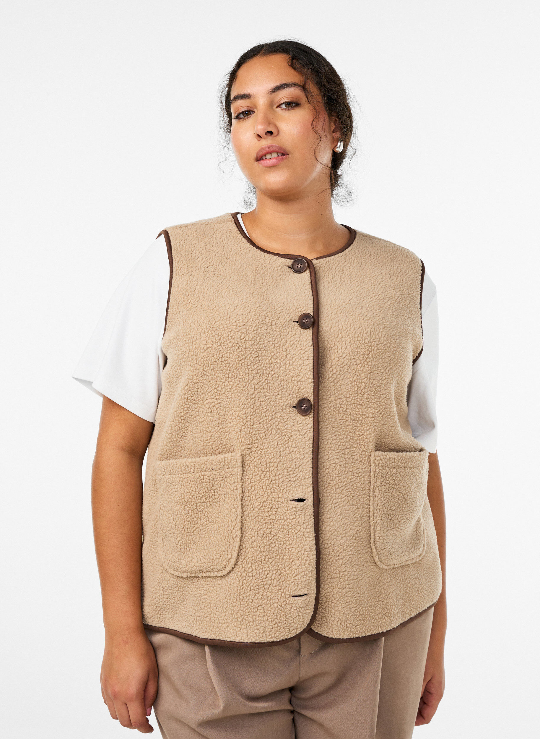 Teddy fleece vest with contrast trims, Beige, Model
