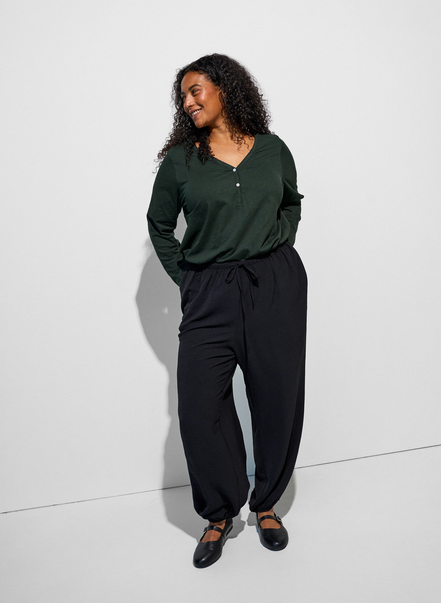 ZizzifashionLong-sleeved t-shirt with V-neck and buttons, Green, Model image number 1