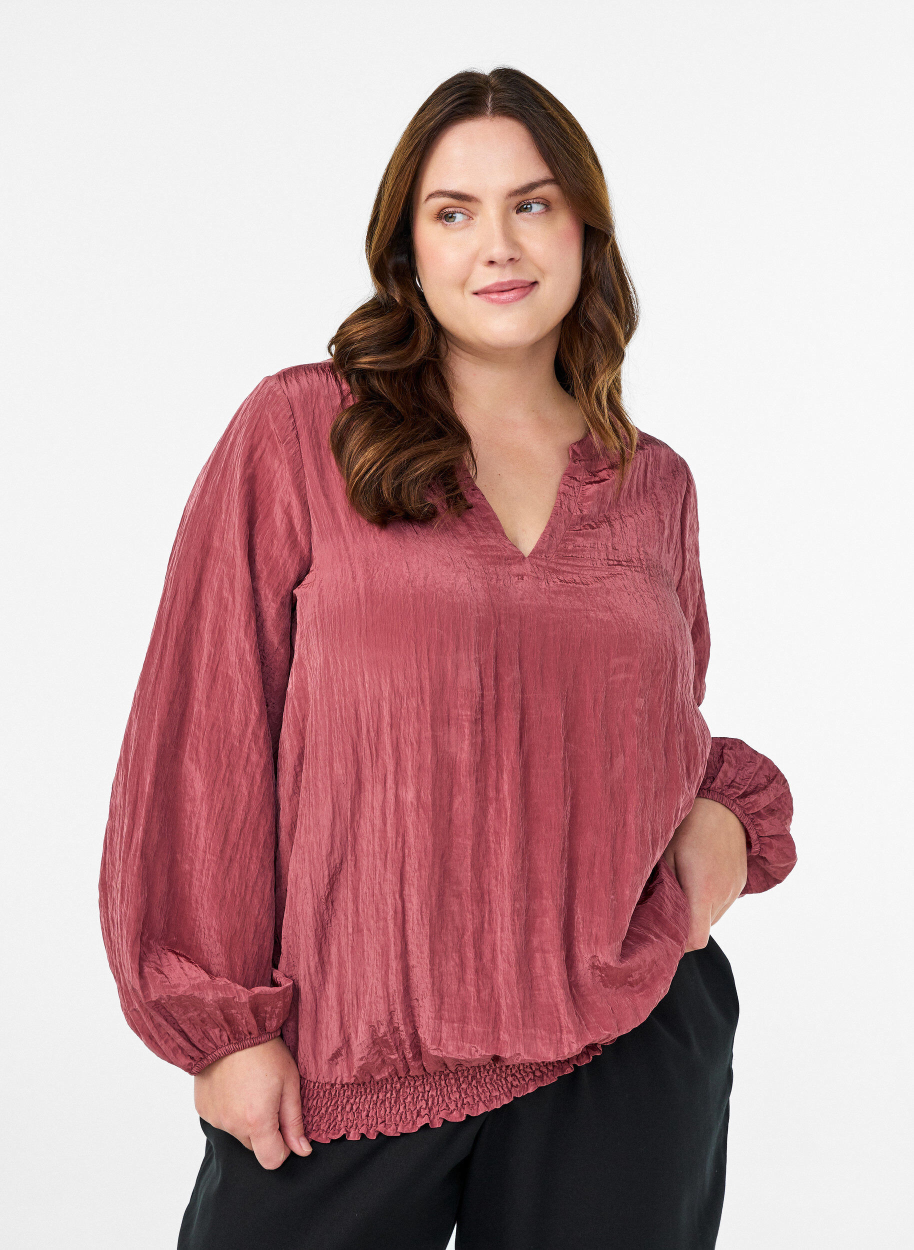 Blouse with V-neck and crinkled texture, Rose, Model