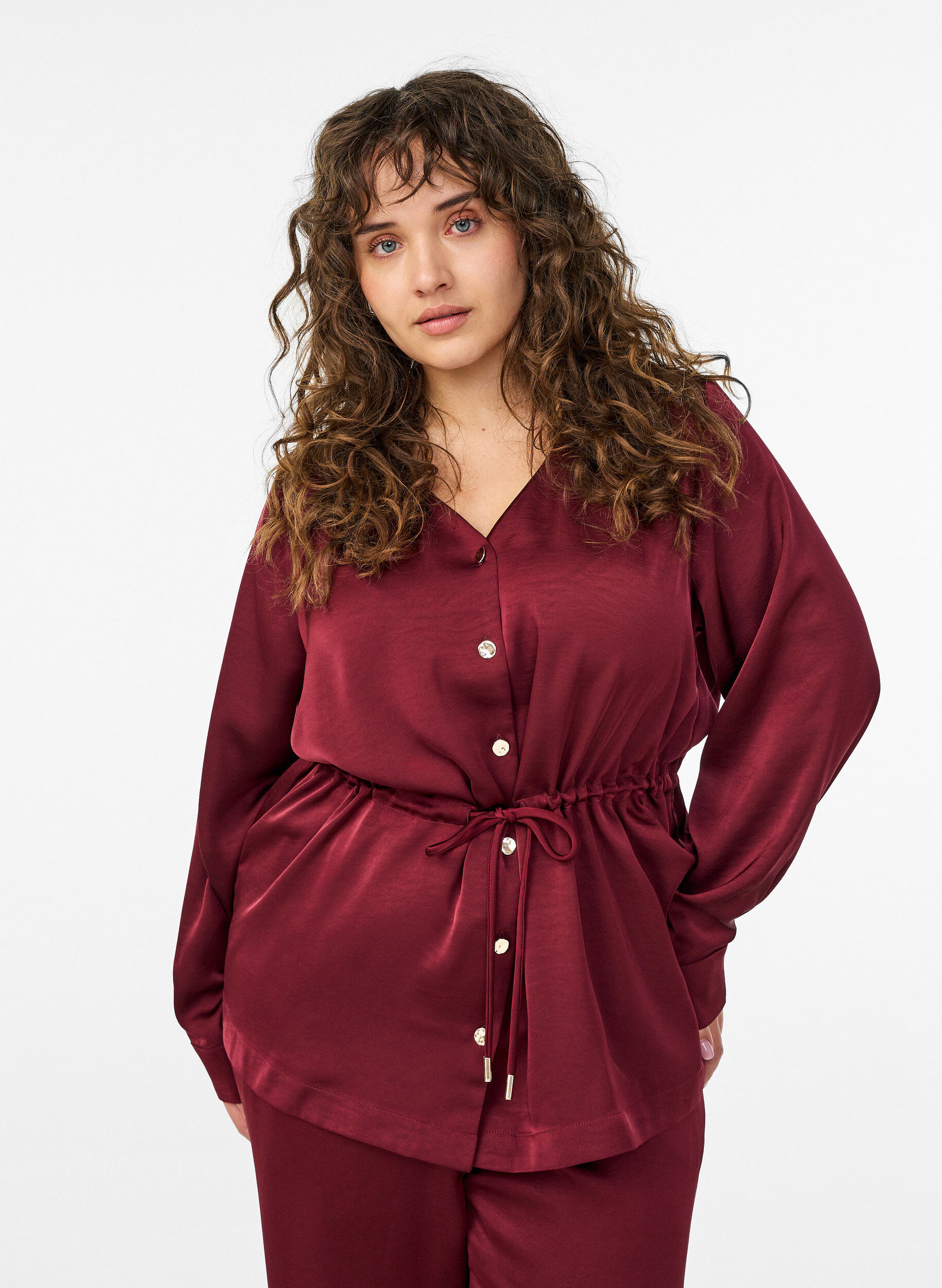 Party blouse in satin-look with buttons and adjustable waist, Dark Bordeaux, Model