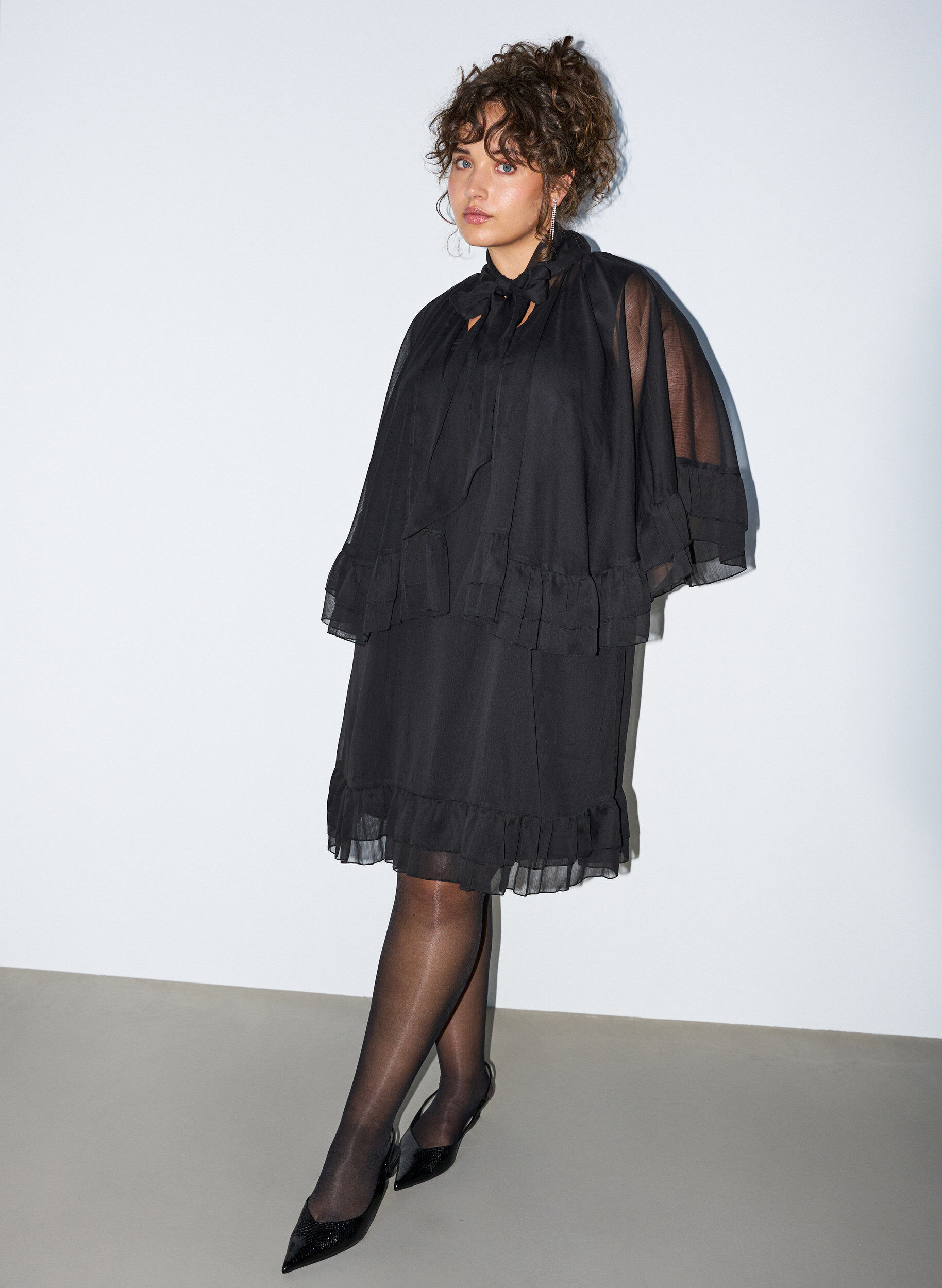 ZizzifashionSleeveless dress with chiffon cape, Black, Model image number 1