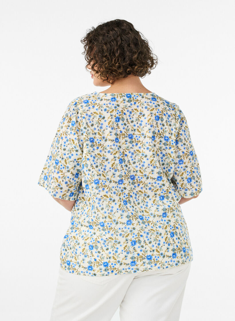 Short-sleeved cotton shirt with a V-neck, Blue, Model