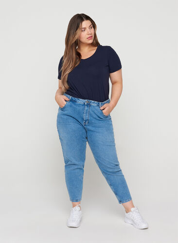 Cropped mom fit jeans with a high waist, Light blue denim, Model image number 0