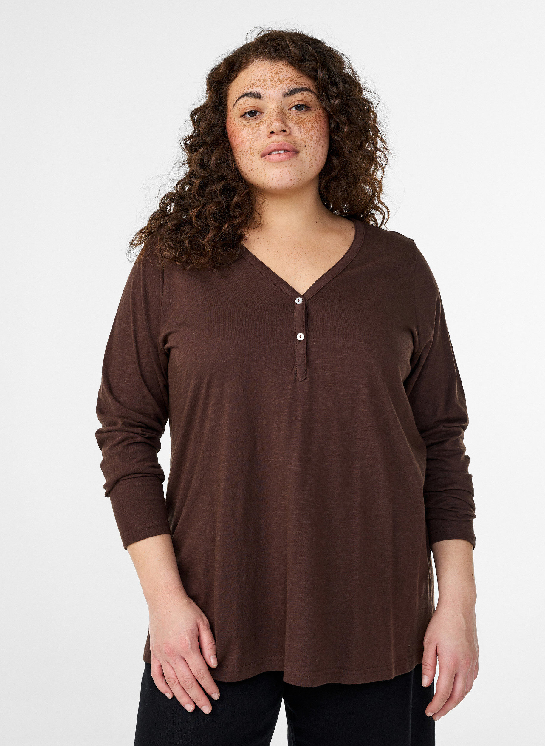 Long-sleeved t-shirt with V-neck and buttons, Brown, Model