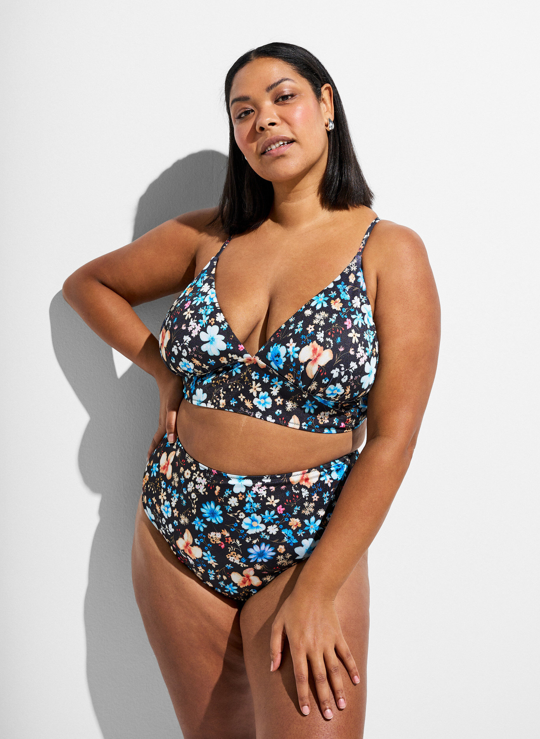 Floral bikini top with tie back, Blue, Model